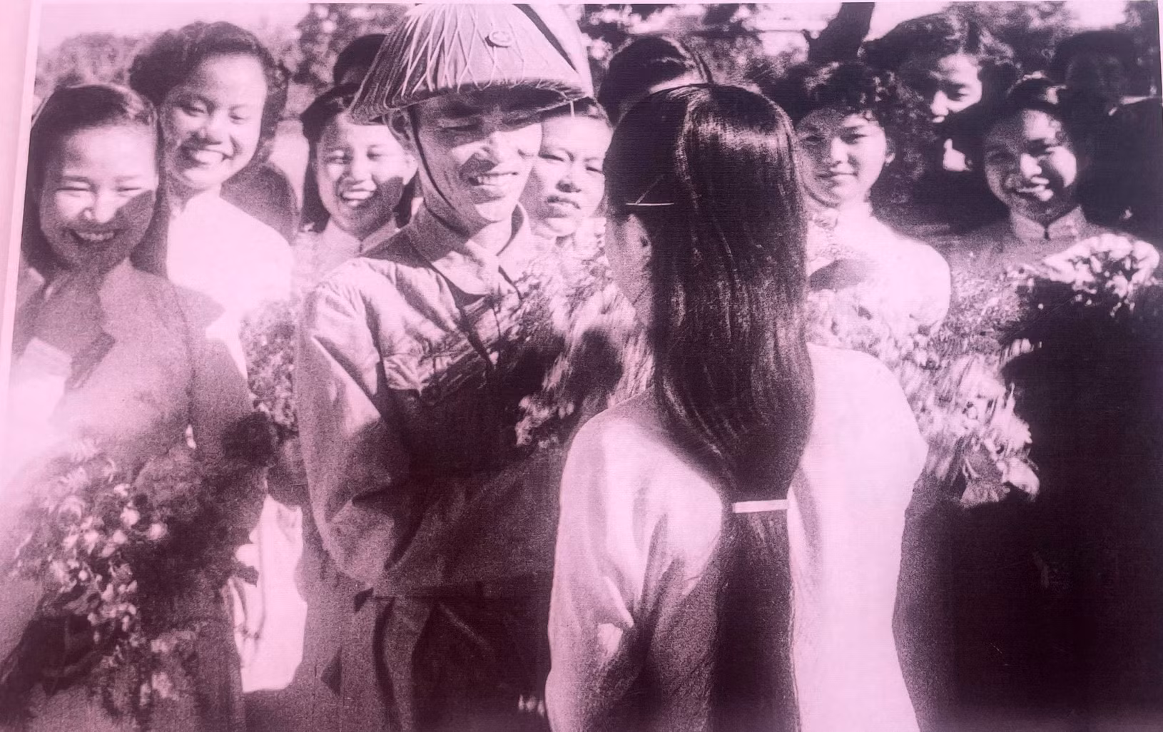 Người dân Hà Nội tặng hoa cho Thiếu tướng Vương Thừa Vũ, Chủ tịch Ủy ban Quân chính Hà Nội. (Ảnh: TTXVN - Trung tâm Lưu trữ Quốc gia 1)