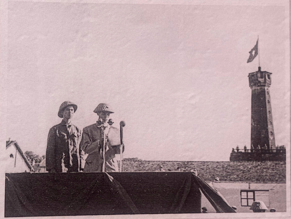 Thiếu tướng Vương Thừa Vũ đọc Lời kêu gọi của Hồ Chủ tịch gửi đồng bào Thủ đô.(Ảnh: TTXVN - Trung tâm Lưu trữ Quốc gia 1)