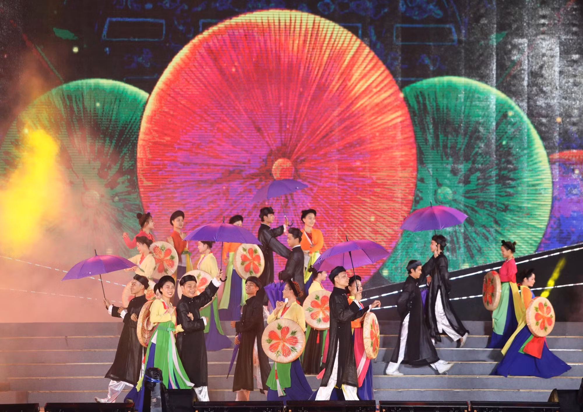 Biểu tượng chiếc nón quai thao.