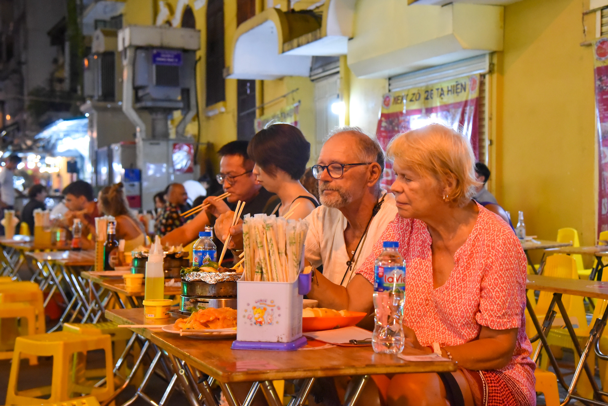 Du khách phương Tây thưởng thức ẩm thực tại phố Tạ Hiện. Du khách phương Tây thưởng thức ẩm thực tại phố Tạ Hiện.