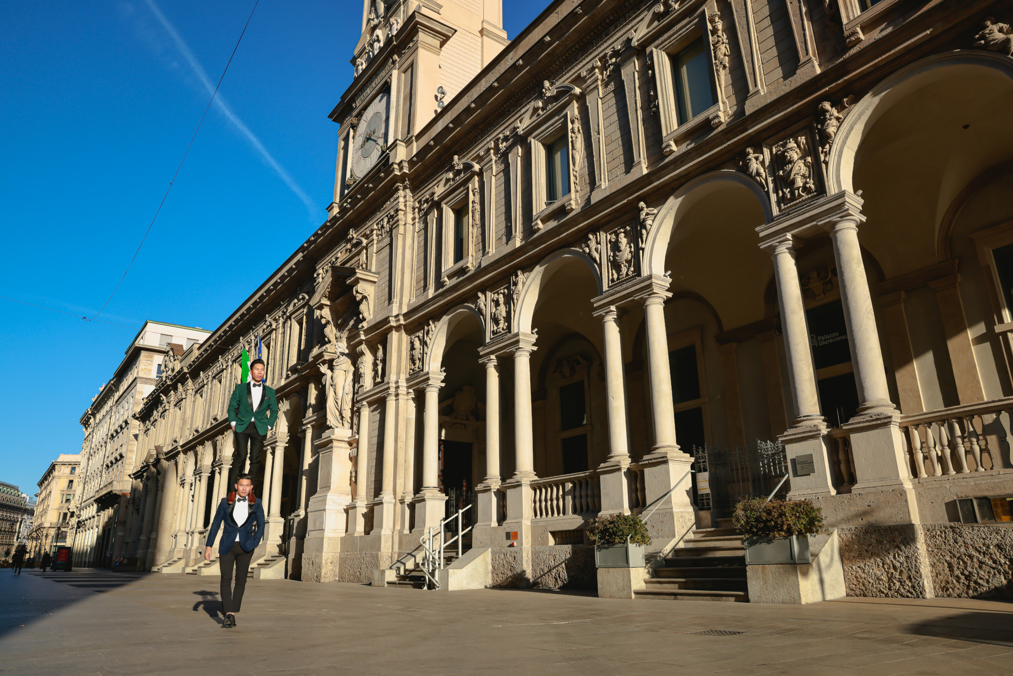 Hai nghệ sĩ trước tòa nhà cổ Giureconsulti gần quảng trường trường Piazza Del Duomo.