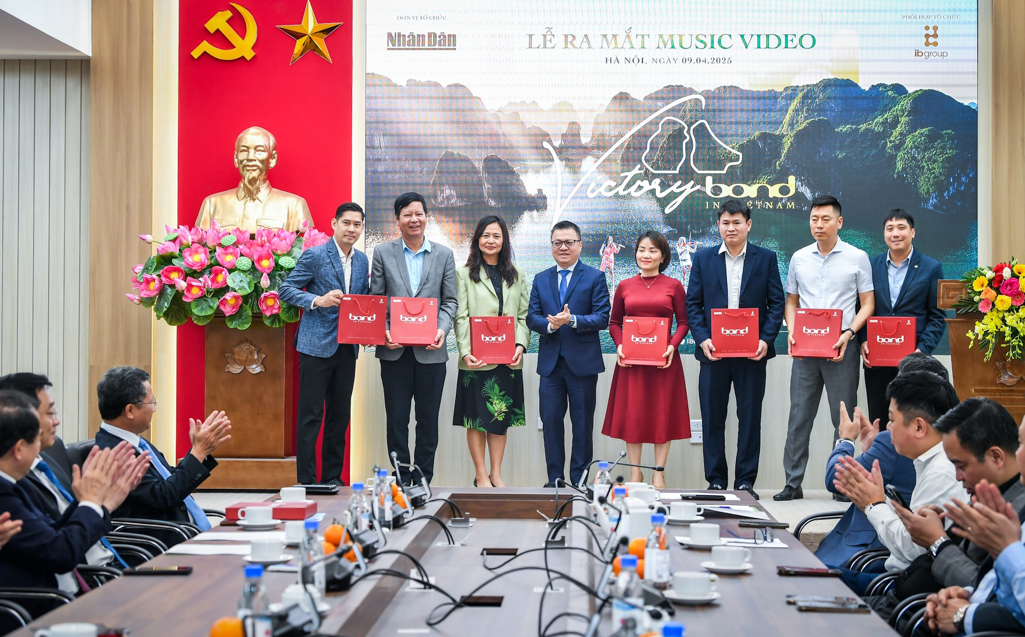 Ban Tổ chức đã trao tặng MV “Victory - Bond in Vietnam” cho lãnh đạo tỉnh Quảng Ninh, các tập đoàn du lịch - khách sạn, hãng hàng không, các đài truyền hình...