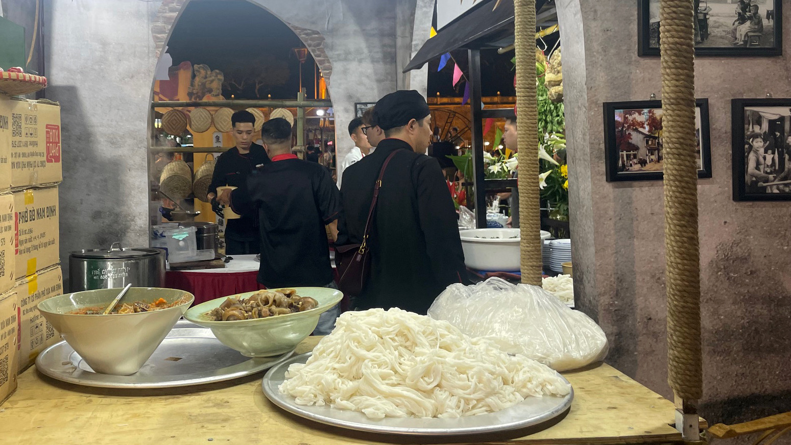 Chuẩn bị bánh phở phục vụ thực khách tại Festival Phở 2025.