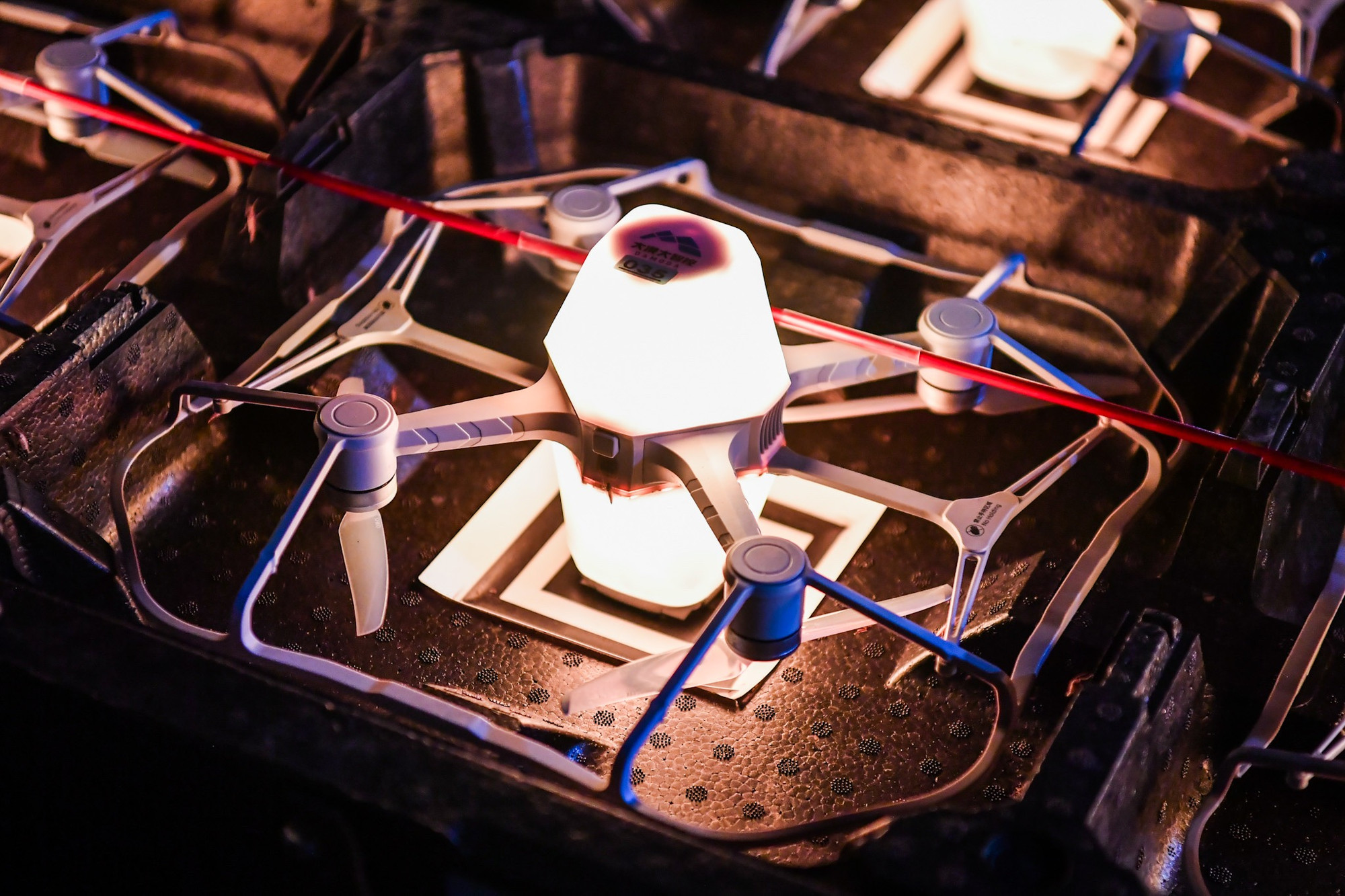 Cận cảnh một chiếc drone light.