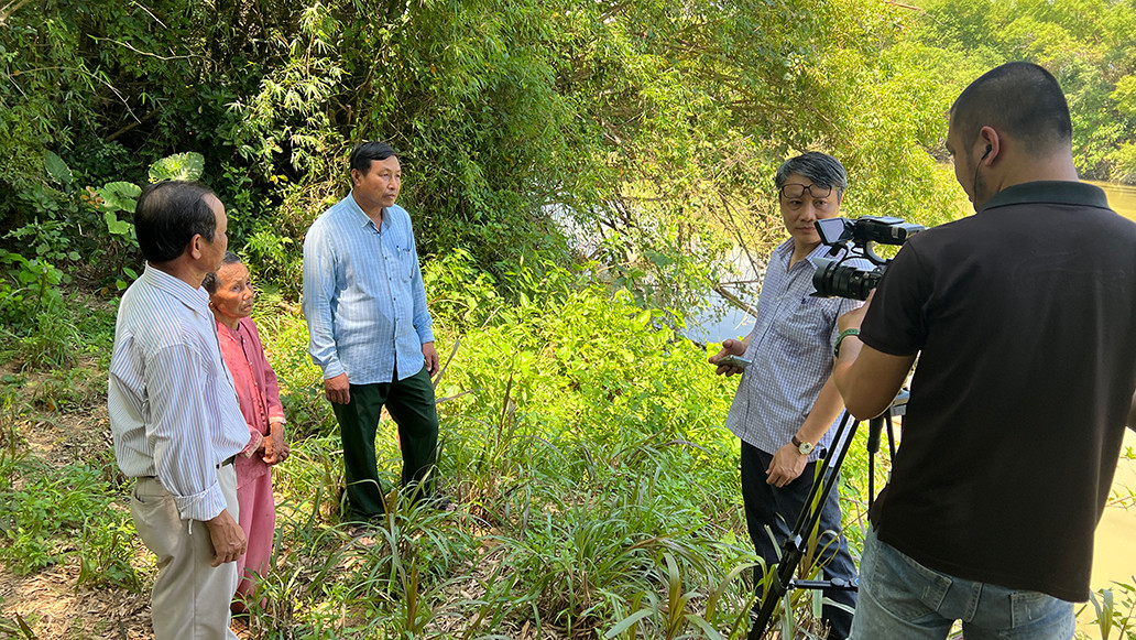 Đoàn làm phim "Chia lửa cùng Điện Biên" gặp gỡ nhân chứng, cựu chiến binh tại huyện Điện Bàn, tỉnh Quảng Nam.