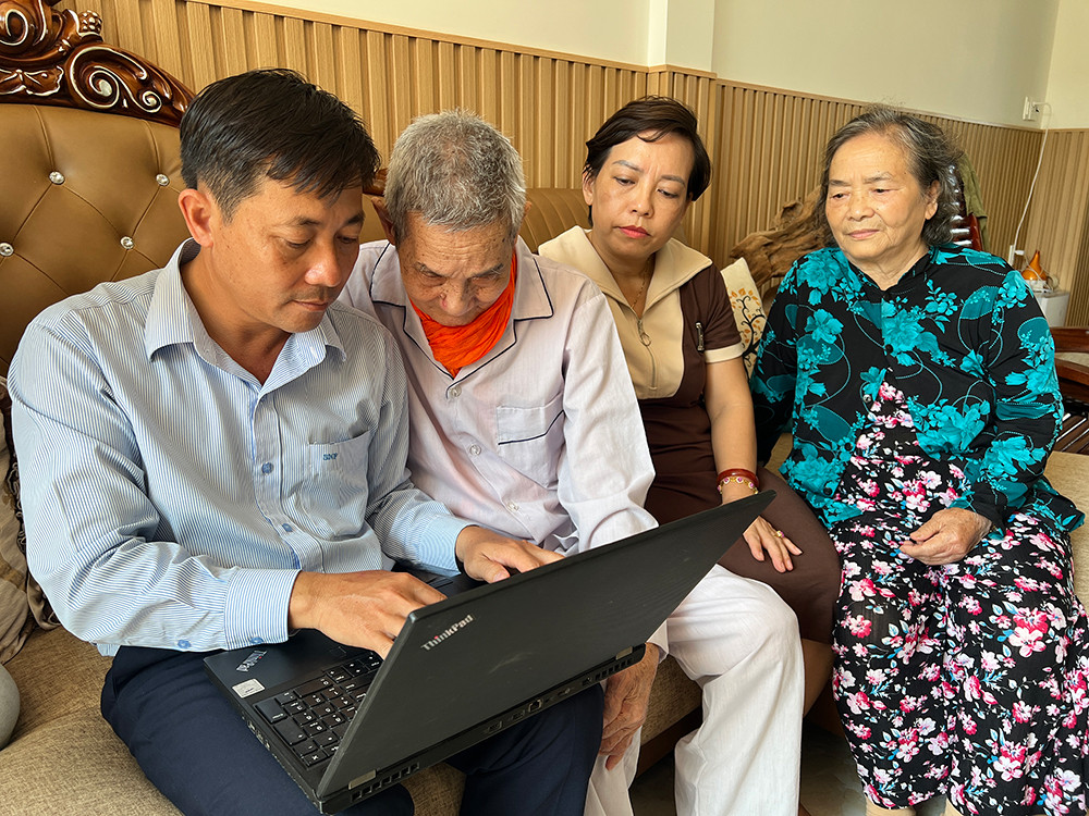 Gia đình cựu chiến binh Lê Ngọc Du xem lại hình ảnh tư liệu về những chiến thắng tại Liên khu V.