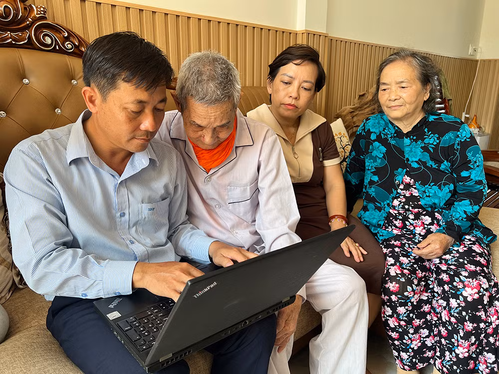 Gia đình cựu chiến binh Lê Ngọc Du xem lại hình ảnh tư liệu về những chiến thắng tại Liên khu V.