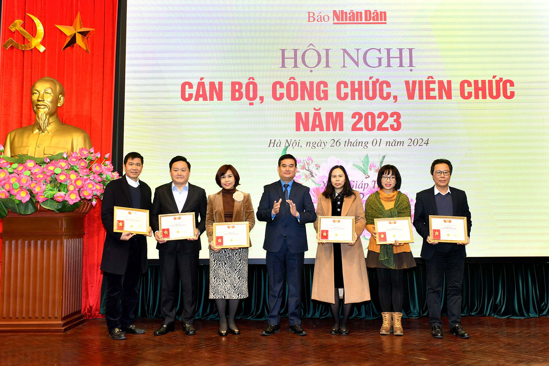 Đồng chí Thái Hoài Nam, Phó Chủ tịch Công đoàn viên chức Việt Nam trao Kỷ niệm chương Vì sự nghiệp Công đoàn cho các, cá nhân.