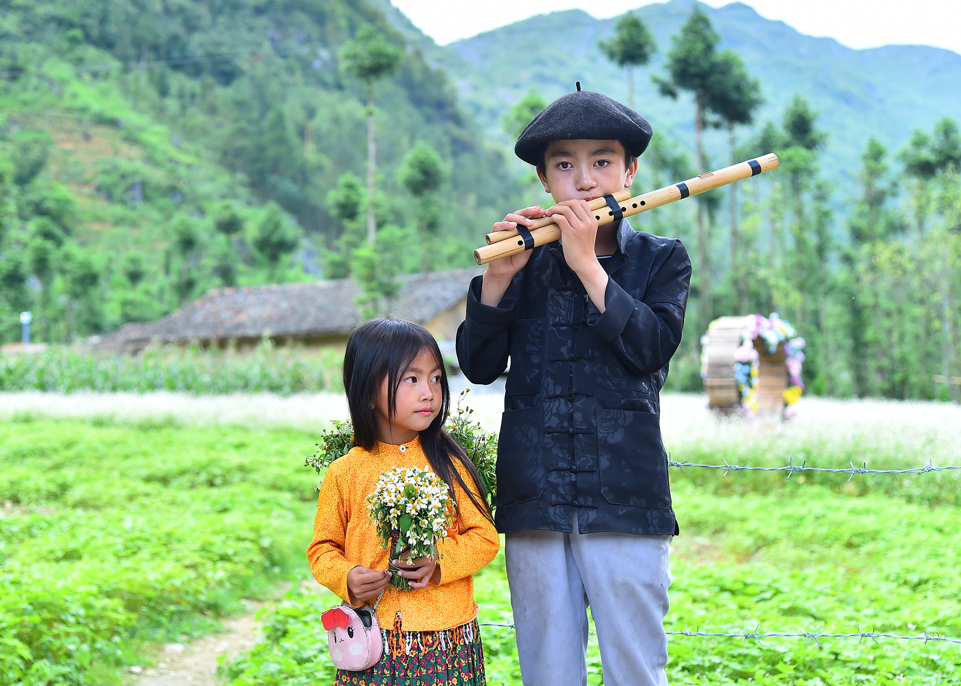 Anh thổi sáo, em nép vào bên cạnh. Cả hai đều không hiểu tiếng Kinh nhưng chúng cũng không đòi hỏi, chèo kéo gì mỗi khi khách du lịch đi ngang qua. Nếu ai yêu tiếng sáo của cậu bé, hay thích cô bé vì sự bẽn lẽn, ngoan ngoãn, họ có thể cho chúng 10.000 hay 20.000 đồng và số tiền này sẽ được cô bé cất gọn gàng vào chiếc túi nhỏ đeo bên người.