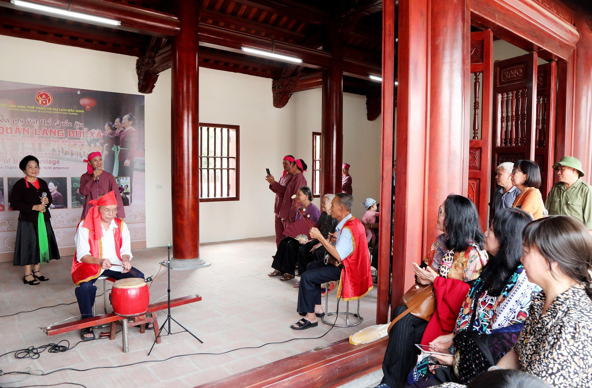 Hát trống quân làng Bùi Xá mang tới giai điệu bình dị đậm chất dân gian.