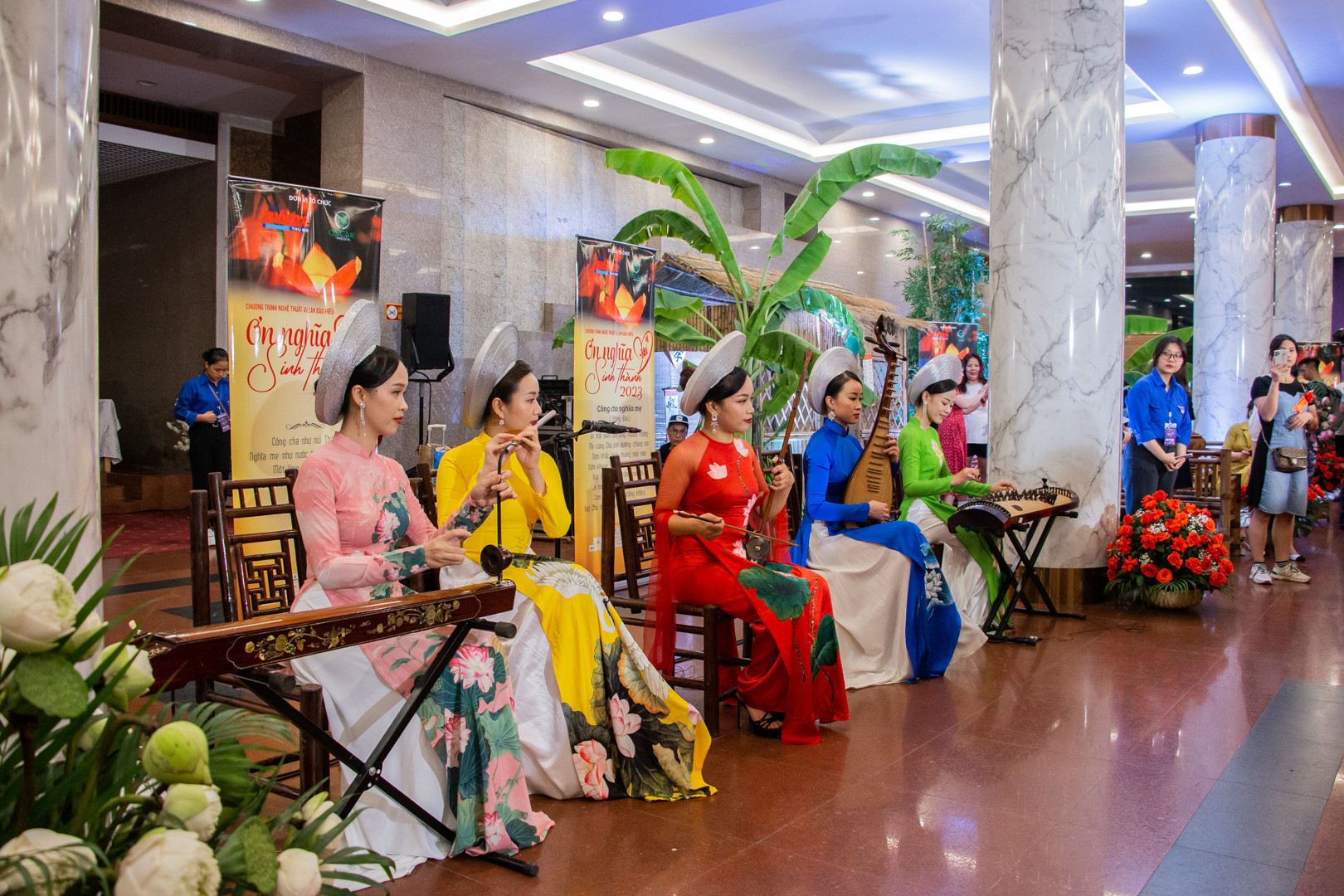 Khán giả được trải nghiệm “Không gian trở về bên mẹ” với mái nhà lá tre, bụi chuối, khóm tre xanh,.. quen thuộc cùng với những âm thanh của dàn nhạc dân tộc. Khán giả được trải nghiệm “Không gian trở về bên mẹ” với mái nhà lá tre, bụi chuối, khóm tre xanh,.. quen thuộc cùng với những âm thanh của dàn nhạc dân tộc.