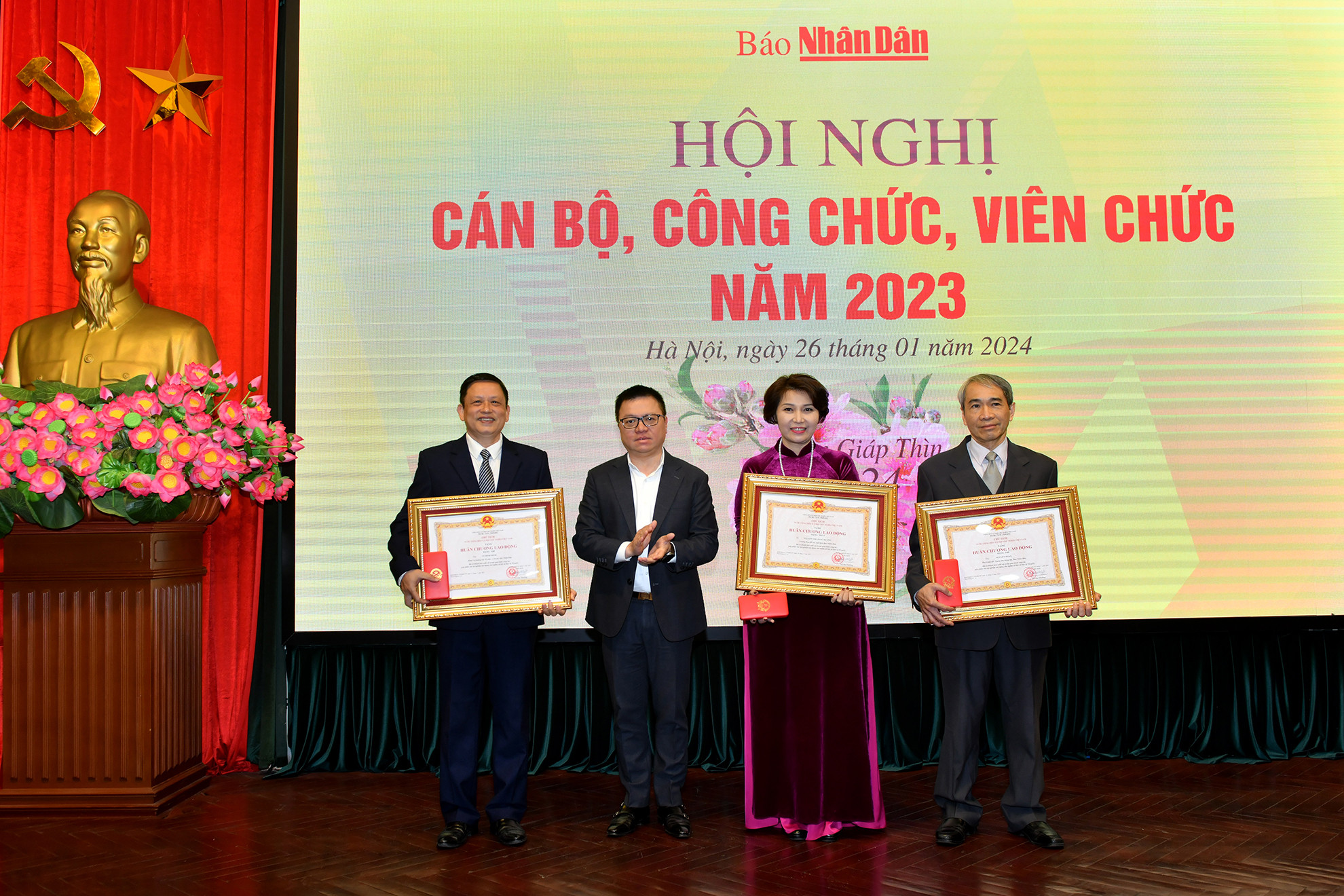 Đồng chí Lê Quốc Minh, Ủy viên Trung ương Đảng, Tổng Biên tập Báo Nhân Dân, Phó Trưởng Ban Tuyên giáo Trung ương, Chủ tịch Hội Nhà báo Việt Nam trao Huân chương Lao động tặng các nguyên cán bộ Báo Nhân Dân.