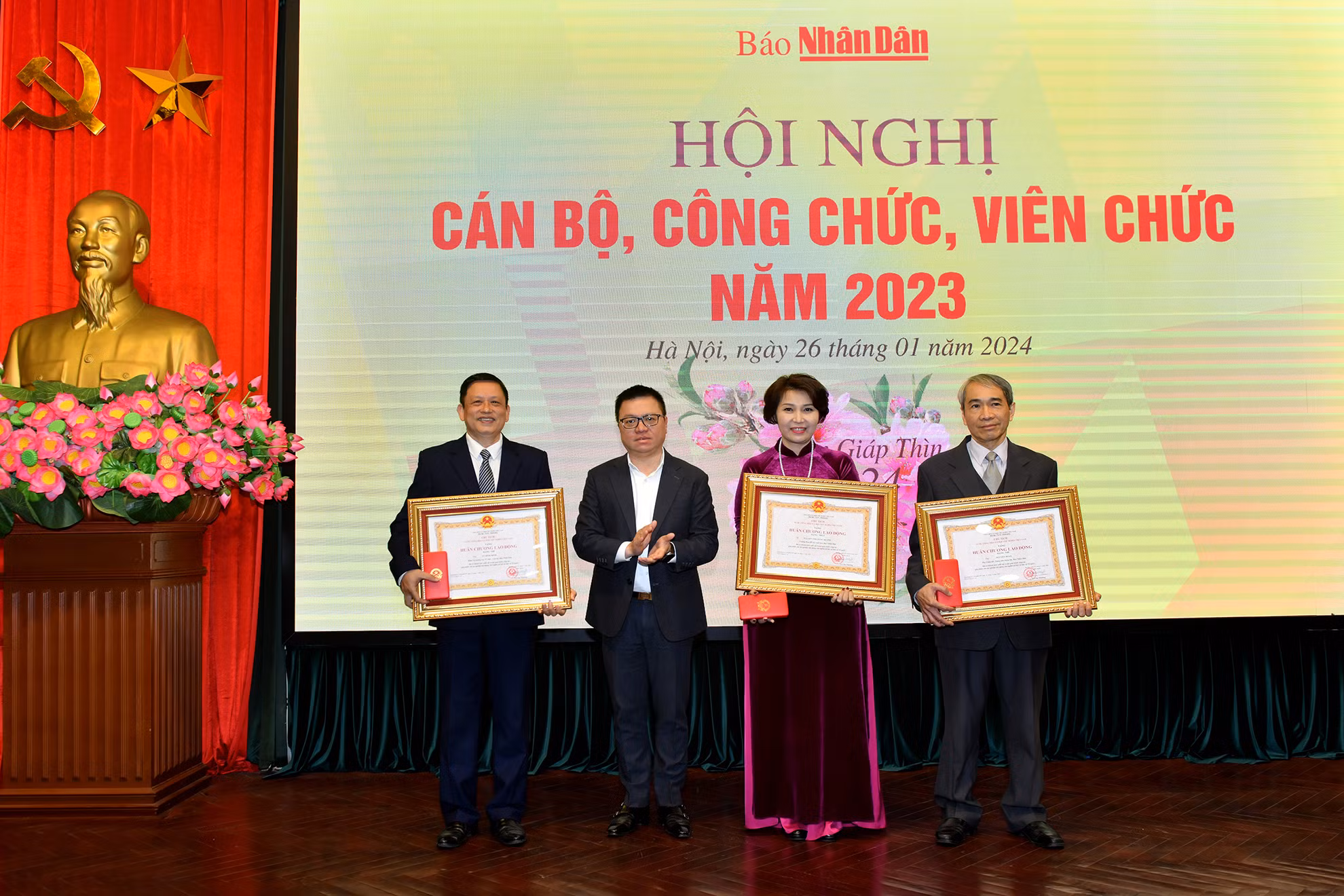 Đồng chí Lê Quốc Minh, Ủy viên Trung ương Đảng, Tổng Biên tập Báo Nhân Dân, Phó Trưởng Ban Tuyên giáo Trung ương, Chủ tịch Hội Nhà báo Việt Nam trao Huân chương Lao động tặng các nguyên cán bộ Báo Nhân Dân.