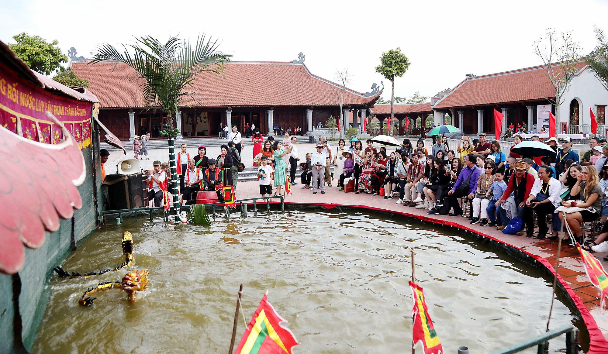 Thưởng thức các tiết mục đặc sắc của múa rối nước Đồng Ngư.