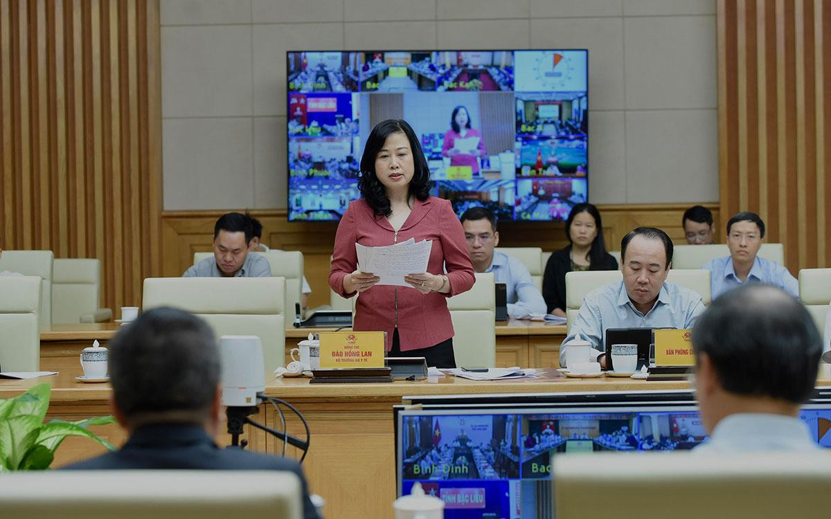 Bộ trưởng Y tế Đào Hồng Lan báo cáo công tác phòng, chống dịch Covid-19.