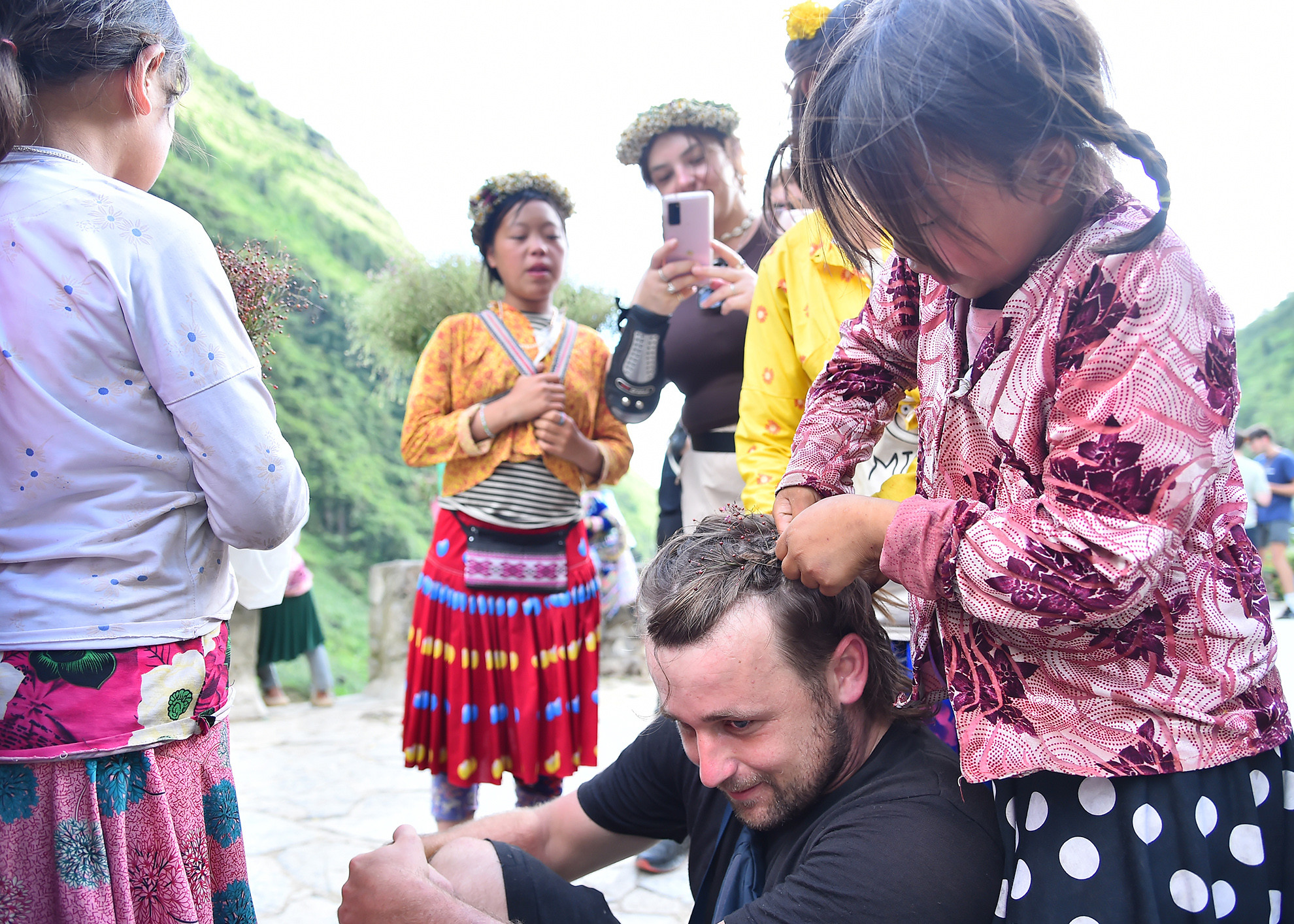 Sự gần gũi, hòa đồng của du khách nước ngoài khiến các em bé trở nên tự nhiên. Chúng không ngại chơi đùa hay nói chuyện cùng với họ. Thậm chí, nhiều em còn đùa nghịch, trêu đùa với khách du lịch.