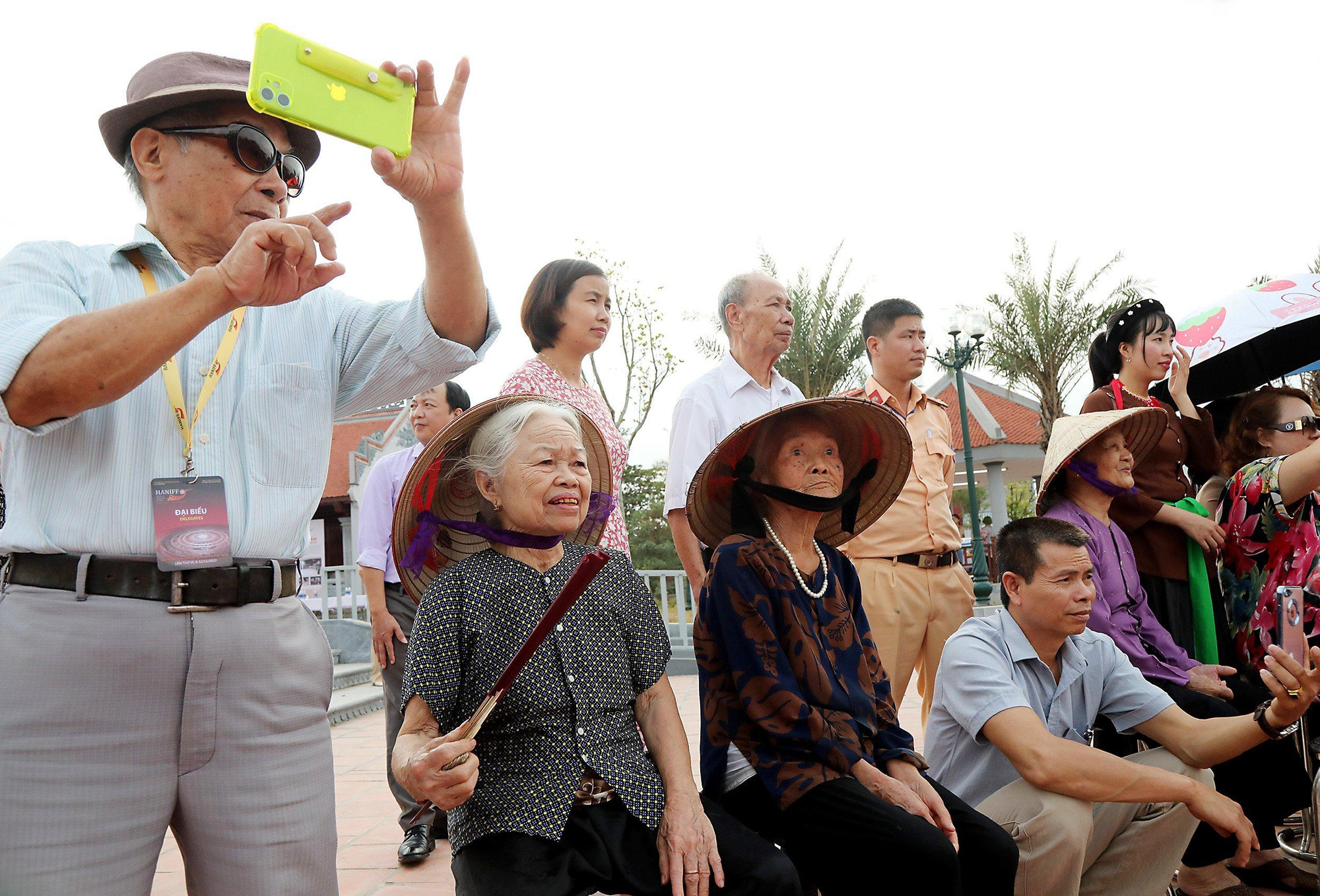 Đại biểu cùng người dân địa phương thưởng thức các loại hình di sản văn hóa.