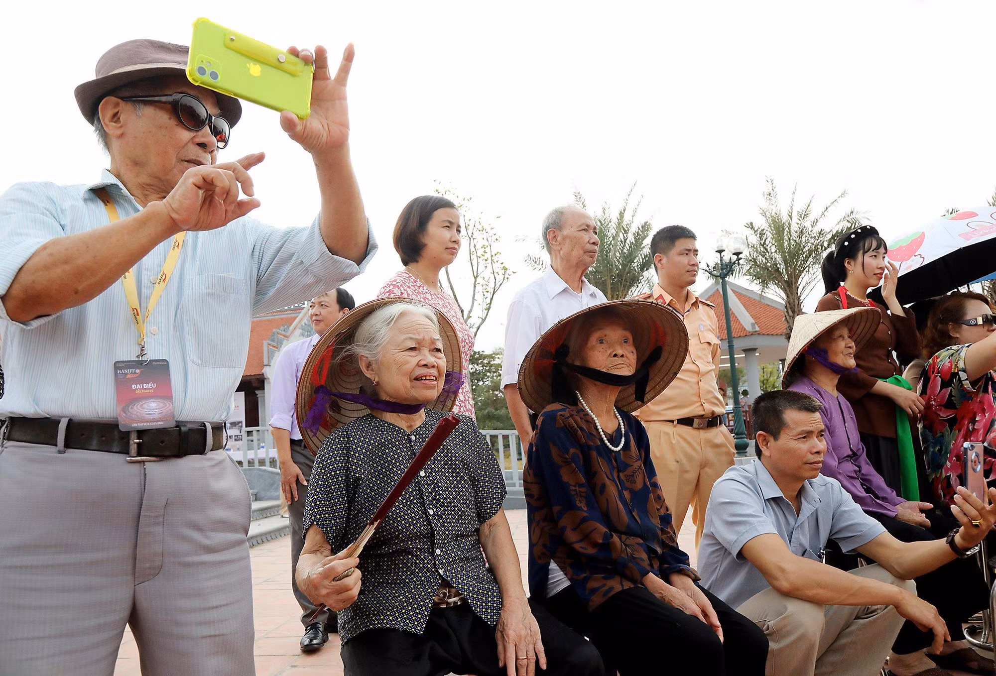 Đại biểu cùng người dân địa phương thưởng thức các loại hình di sản văn hóa.