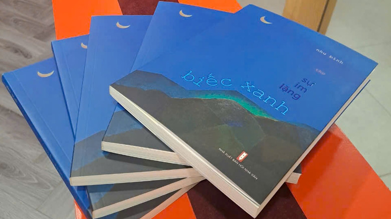 Tác phẩm thơ "Sự im lặng biếc xanh". Tác phẩm thơ "Sự im lặng biếc xanh".