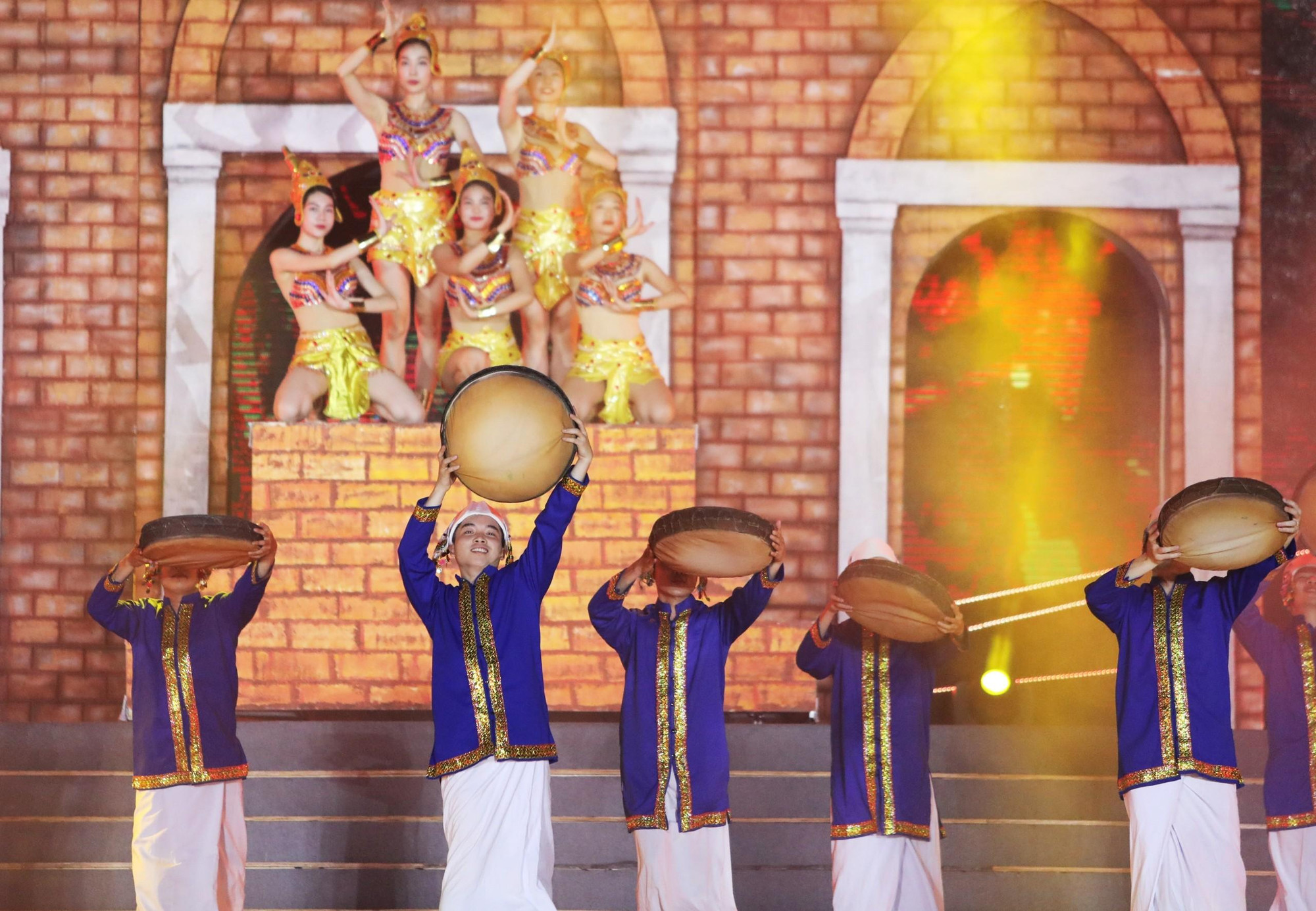 Hình ảnh Tháp Chăm cổ được tái hiện.