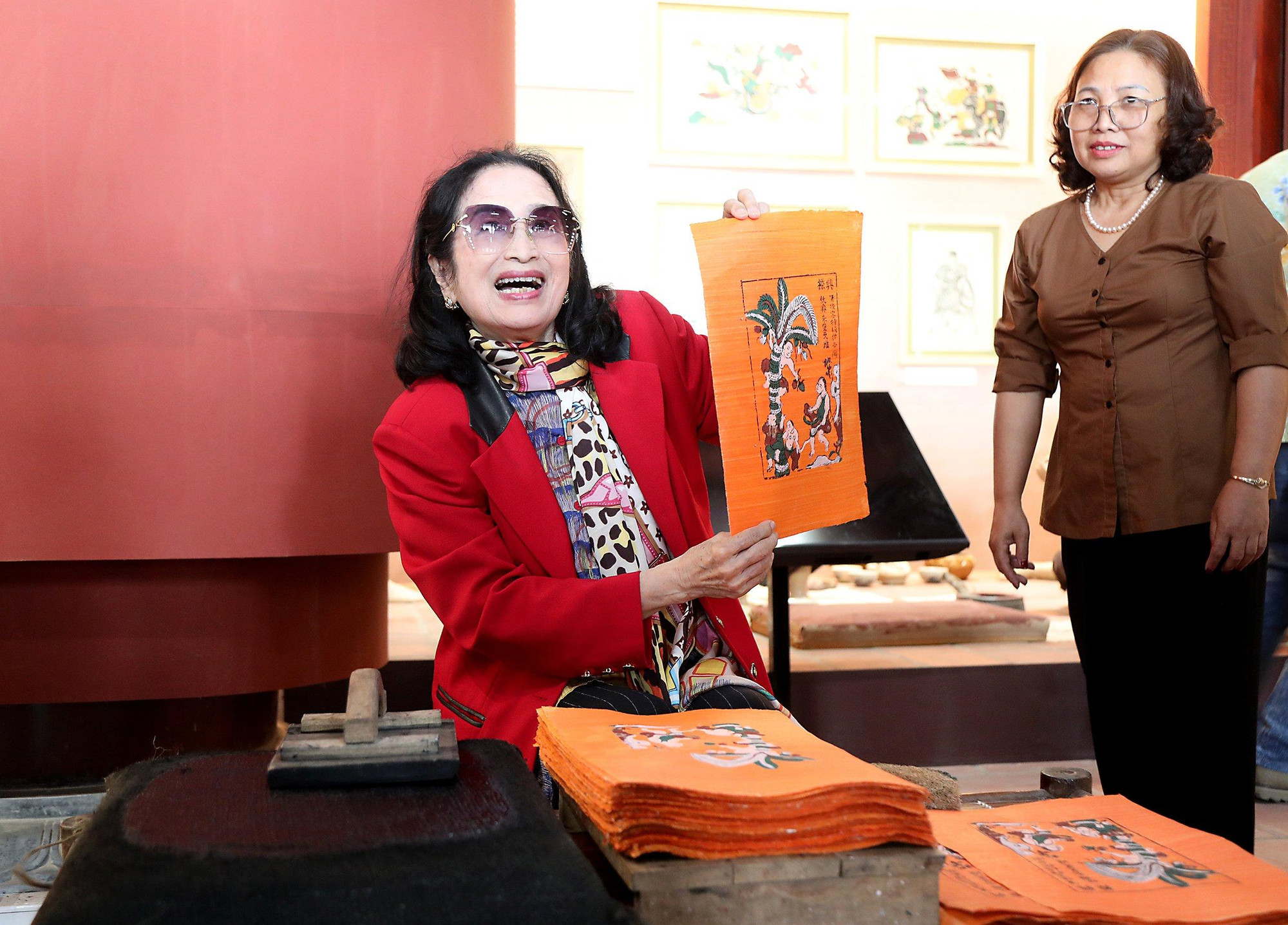 Nghệ sĩ Nhân dân Trà Giang thích thú với bức tranh Đông Hồ mình vừa tự tay thực hiện.