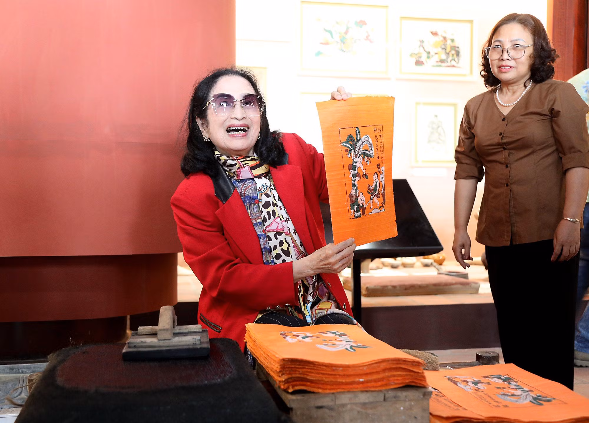 Nghệ sĩ Nhân dân Trà Giang thích thú với bức tranh Đông Hồ mình vừa tự tay thực hiện.