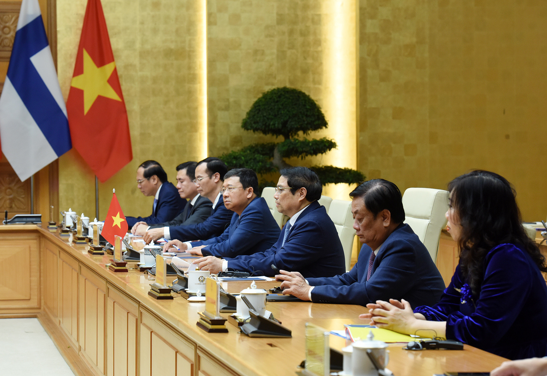 Thủ tướng Phạm Minh Chính và các thành viên chính phủ hội kiến với Chủ tịch Quốc hội Phần Lan Jussi Halla-aho.