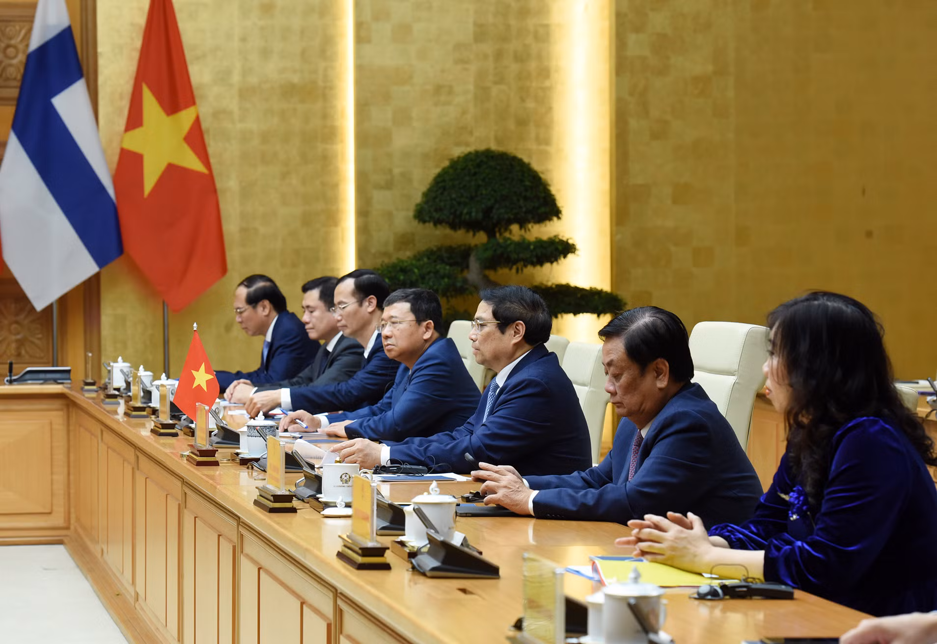 Thủ tướng Phạm Minh Chính và các thành viên chính phủ hội kiến với Chủ tịch Quốc hội Phần Lan Jussi Halla-aho.