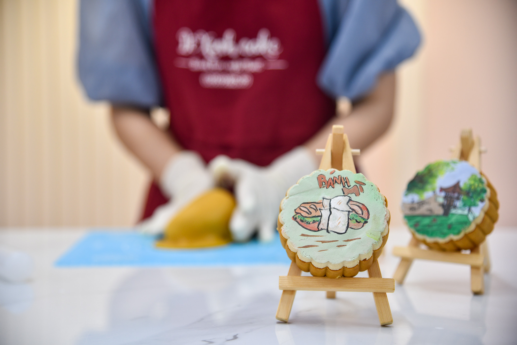 Để làm ra được những chiếc bánh như bây giờ, cô đã phải luyện tập rất nhiều lần từ khâu nhào nặn bột cho đến kỹ năng vẽ hình trên bánh.