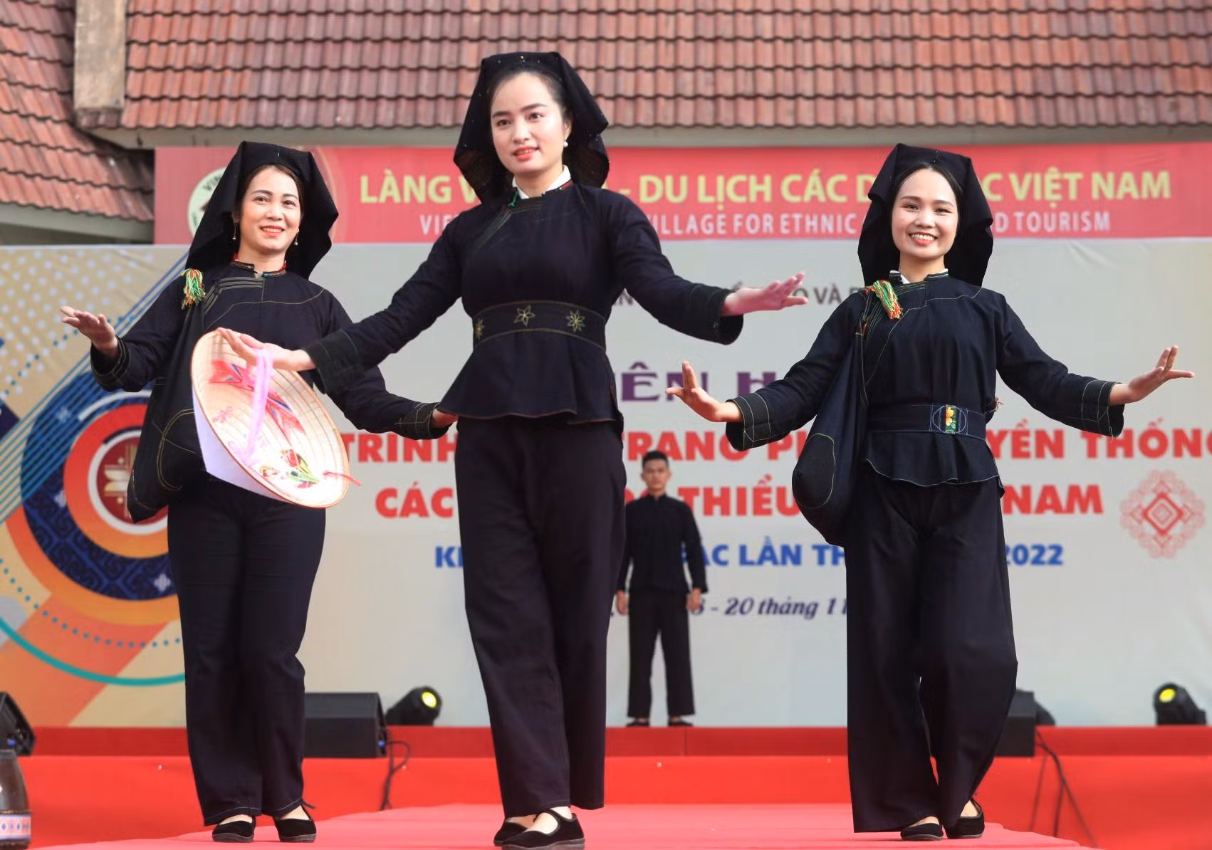 Trang phục dân tộc Tày.