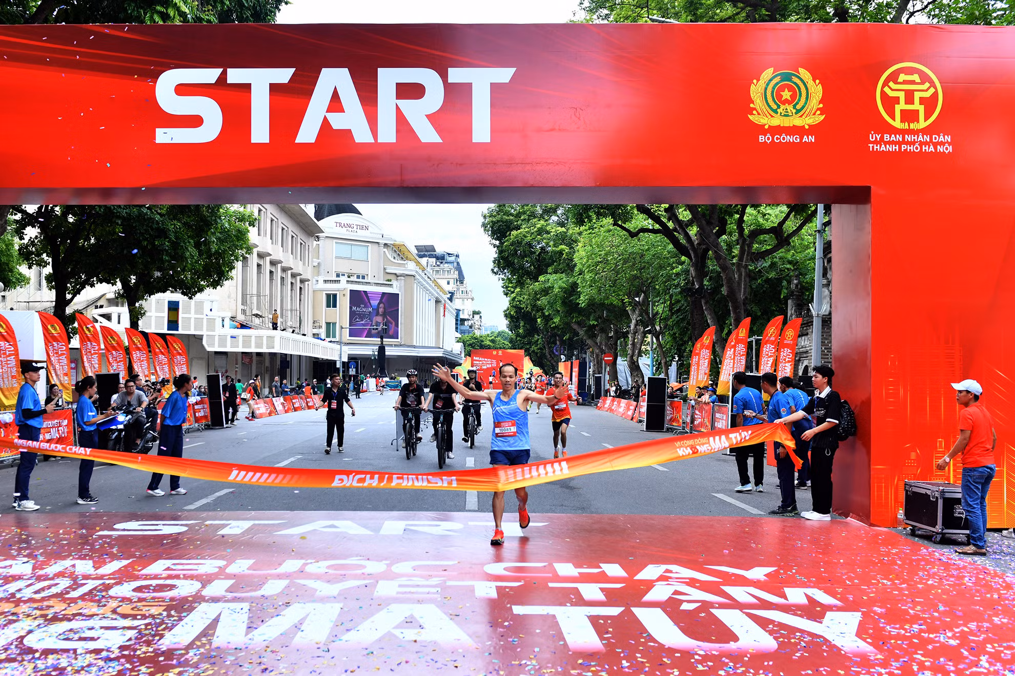 Những vận động viên về đích đầu tiên ở cự ly 1700m.