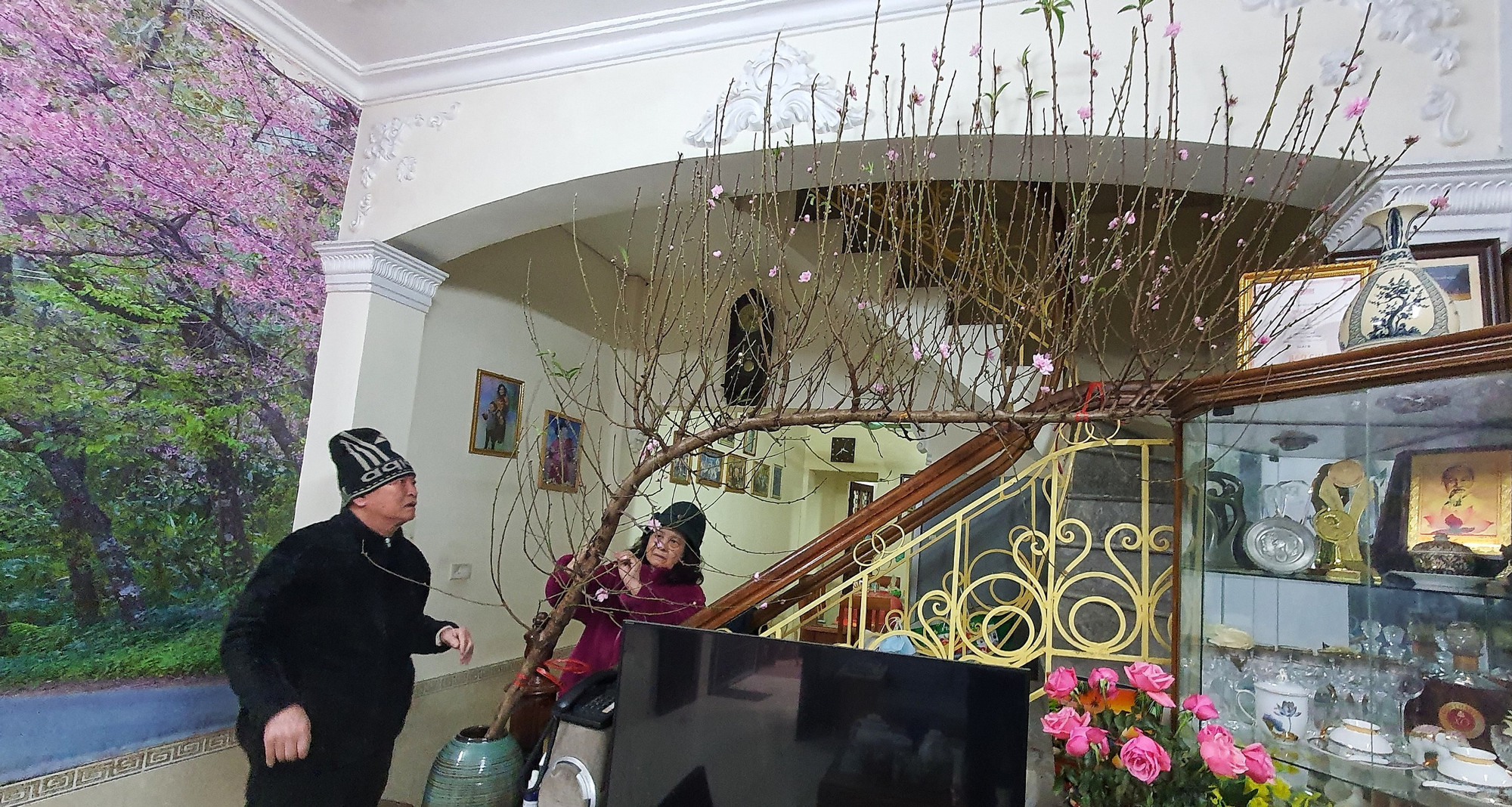 Cành đào là thứ không thể thiếu trong mỗi gia đình vào dịp Tết. (Ảnh: KHIẾU MINH) Cành đào là thứ không thể thiếu trong mỗi gia đình vào dịp Tết. (Ảnh: KHIẾU MINH)