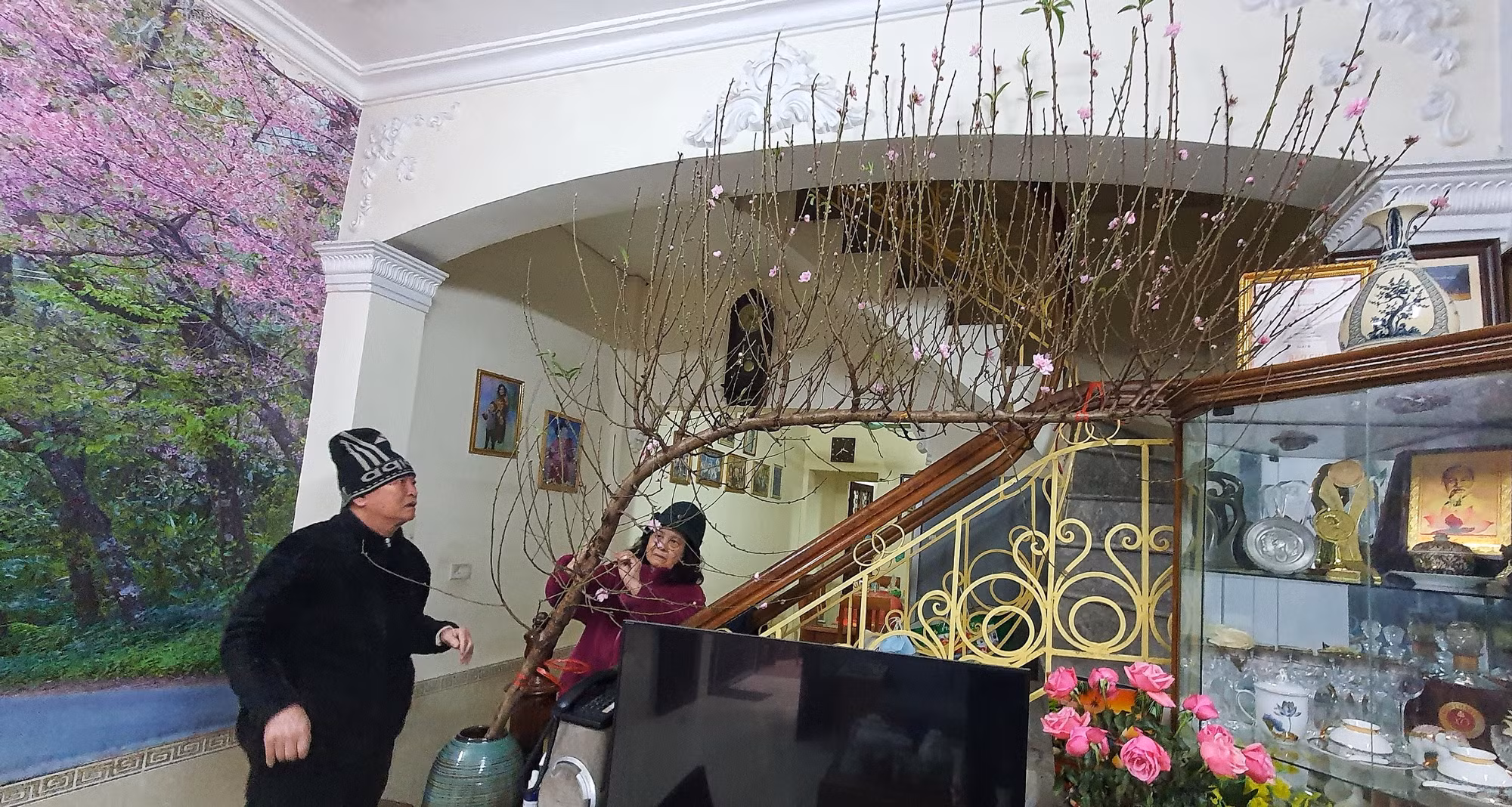 Cành đào là thứ không thể thiếu trong mỗi gia đình vào dịp Tết. (Ảnh: KHIẾU MINH)