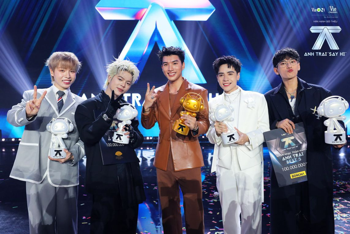 Rhyder (thứ hai từ trái sang) trong chương trình "Anh trai say hi". Rhyder (thứ hai từ trái sang) trong chương trình "Anh trai say hi".