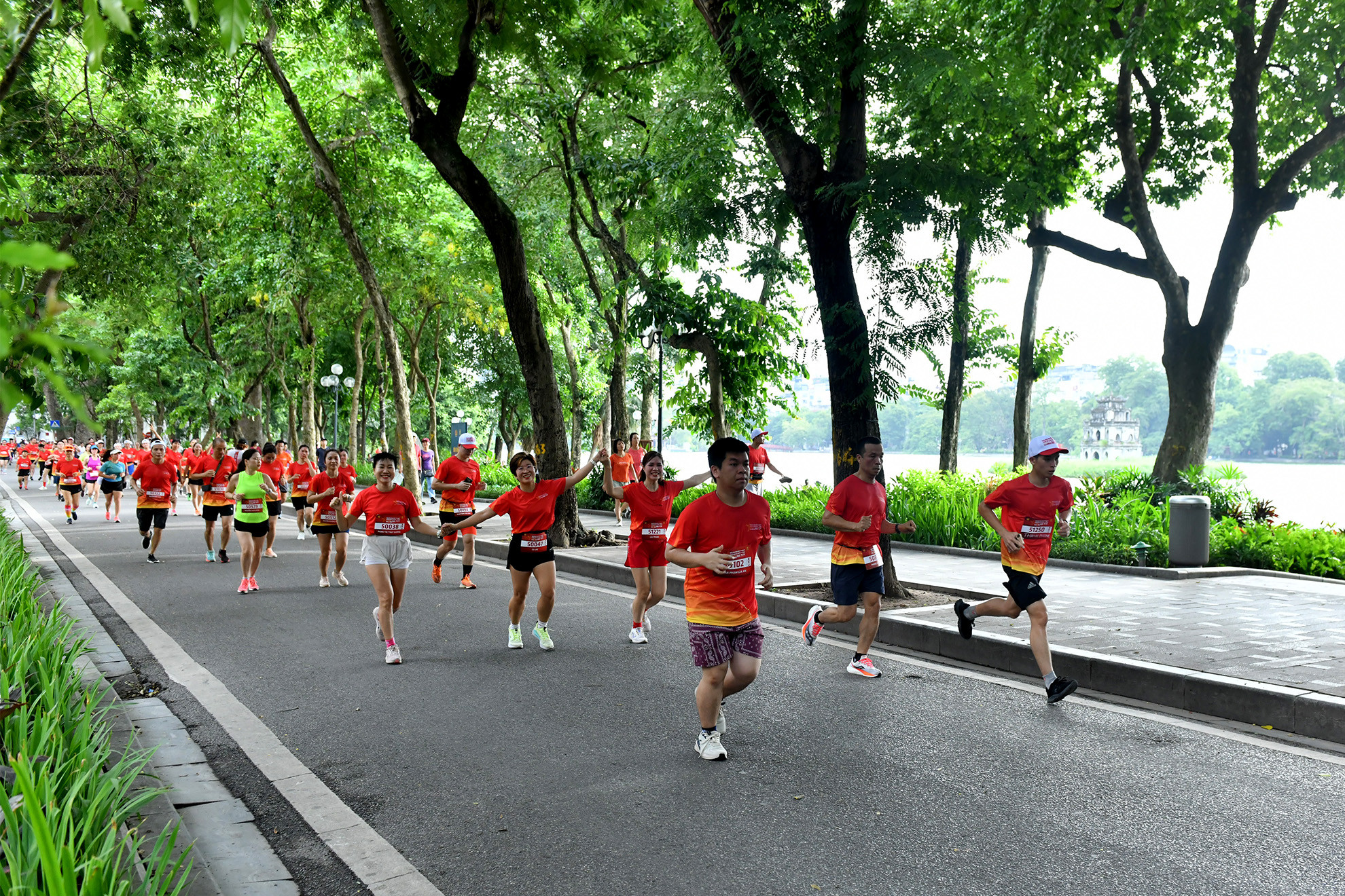 Đường chạy xung quanh hồ Hoàn Kiếm với nhiều cây xanh và không khí buổi sáng sớm trong lành. Đường chạy xung quanh hồ Hoàn Kiếm với nhiều cây xanh và không khí buổi sáng sớm trong lành.