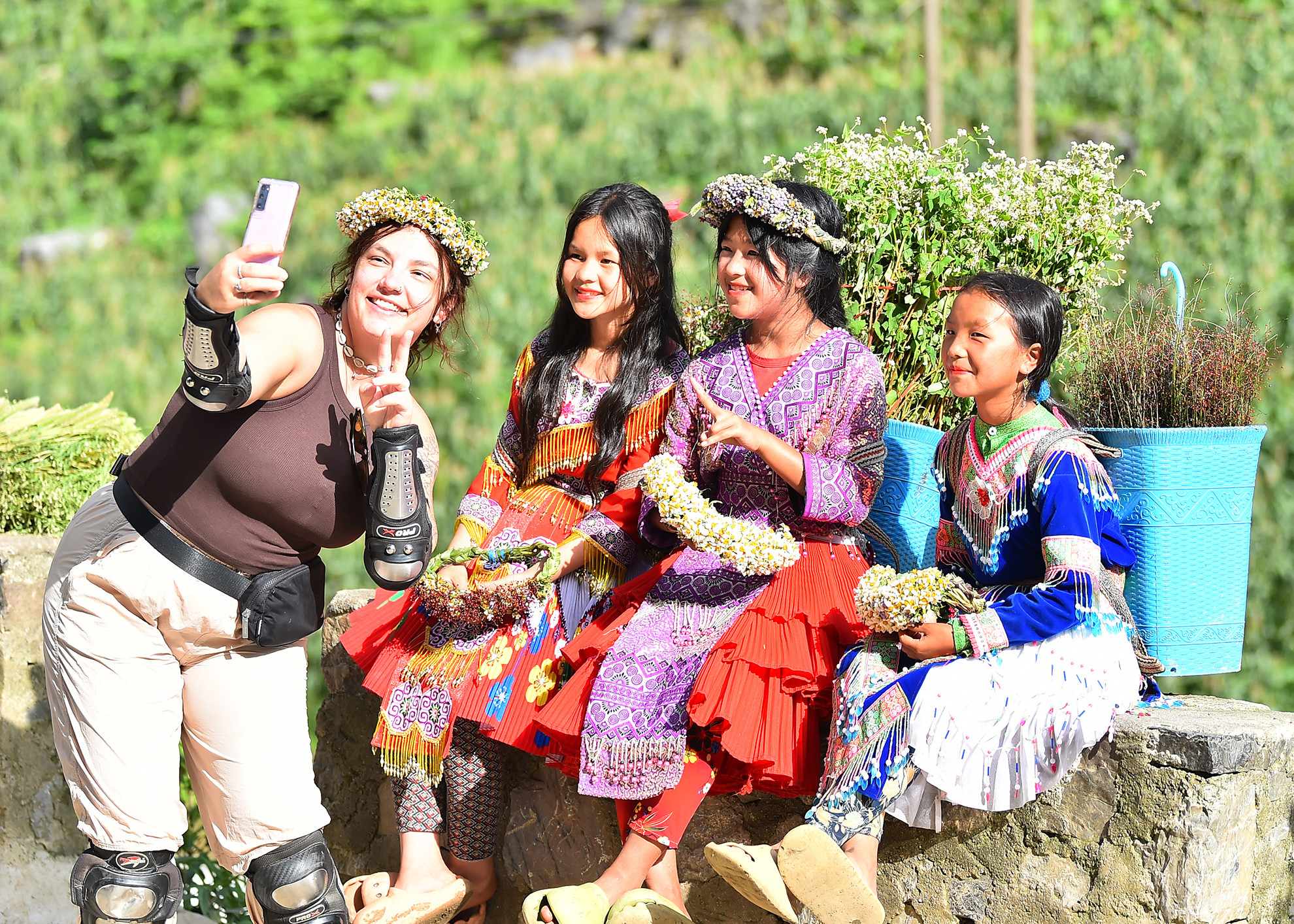 Hình ảnh quen thuộc của các bé gái ở dốc Thẩm Mã. Chỉ cần giơ máy ảnh hay điện thoại lên, chúng sẽ cười một cách tự nhiên, chứ không còn nhút nhát, rụt rè như trước đây.