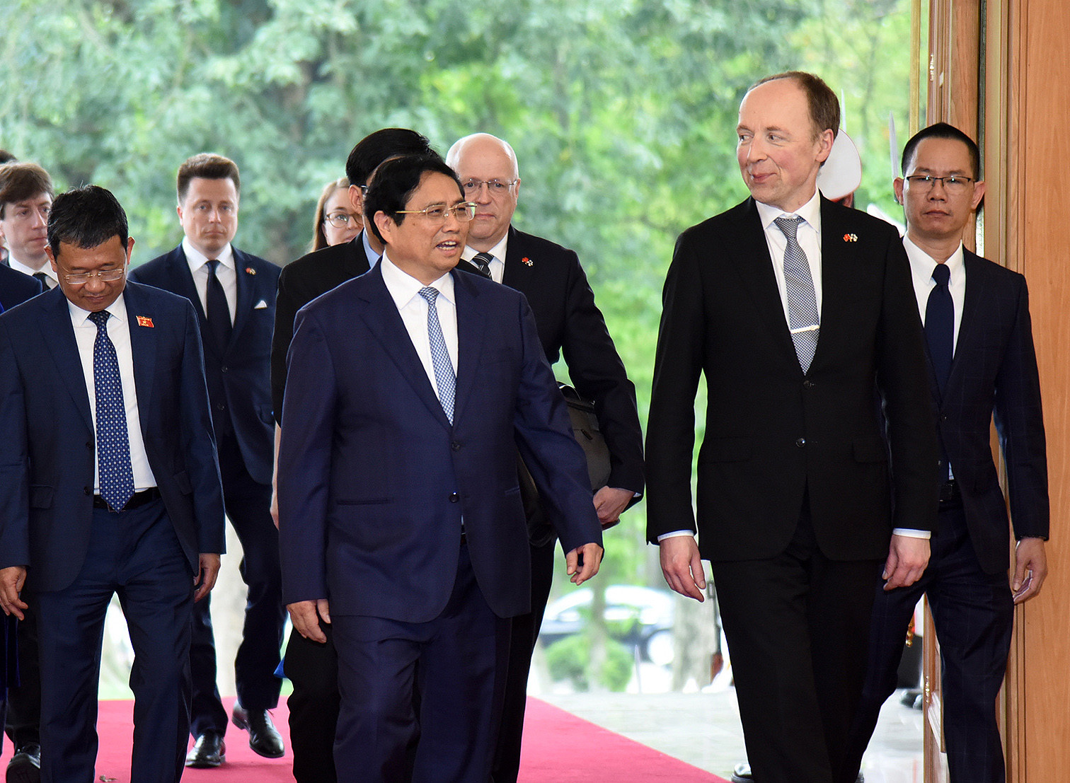 Thủ tướng Phạm Minh Chính trao đổi với Chủ tịch Quốc hội Phần Lan Jussi Halla-aho.