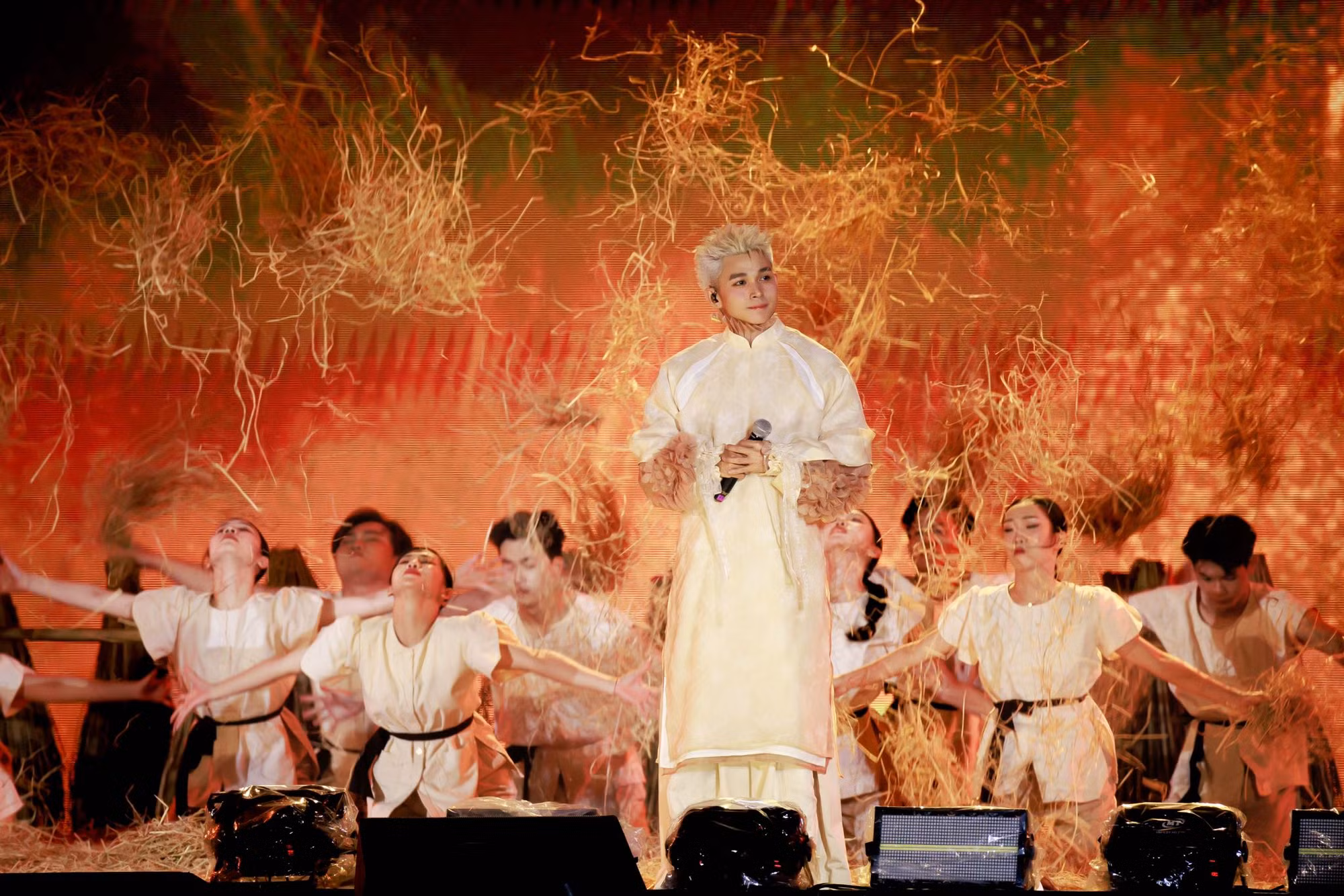 Ca sĩ Jun Phạm trong ca khúc "Mẹ yêu con".