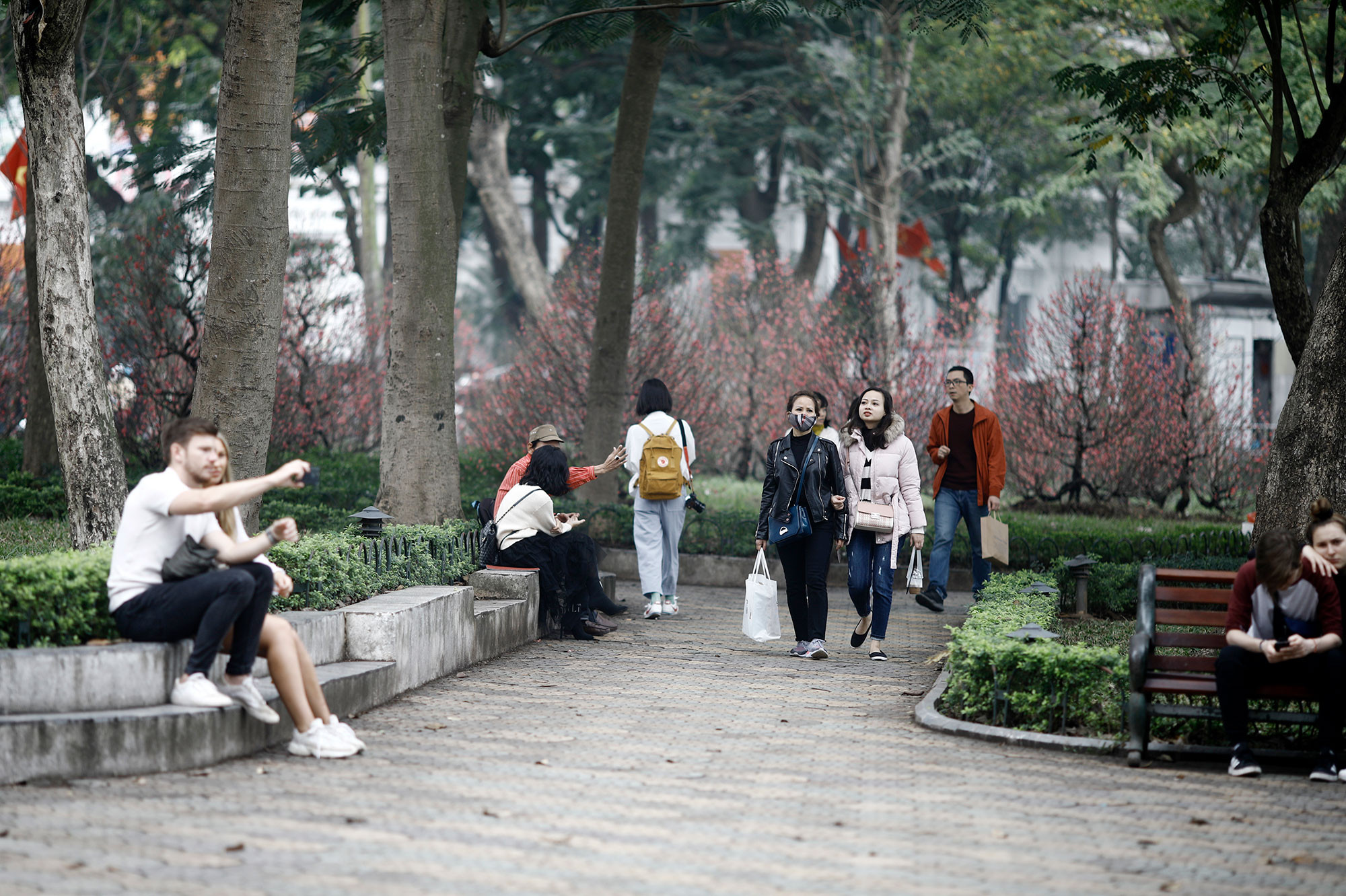 Tết, nhiều người trẻ chọn du xuân xa nhà, nhưng số đông vẫn hướng về đoàn tụ với gia đình. (Ảnh: VƯƠNG ANH) Tết, nhiều người trẻ chọn du xuân xa nhà, nhưng số đông vẫn hướng về đoàn tụ với gia đình. (Ảnh: VƯƠNG ANH)
