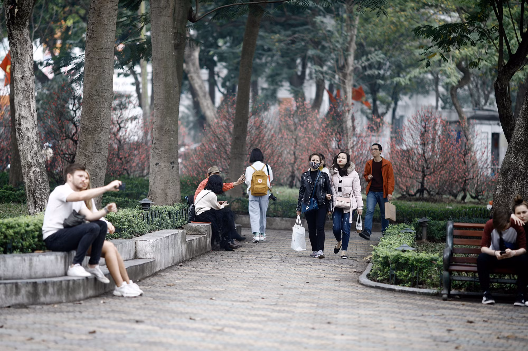 Tết, nhiều người trẻ chọn du xuân xa nhà, nhưng số đông vẫn hướng về đoàn tụ với gia đình. (Ảnh: VƯƠNG ANH)