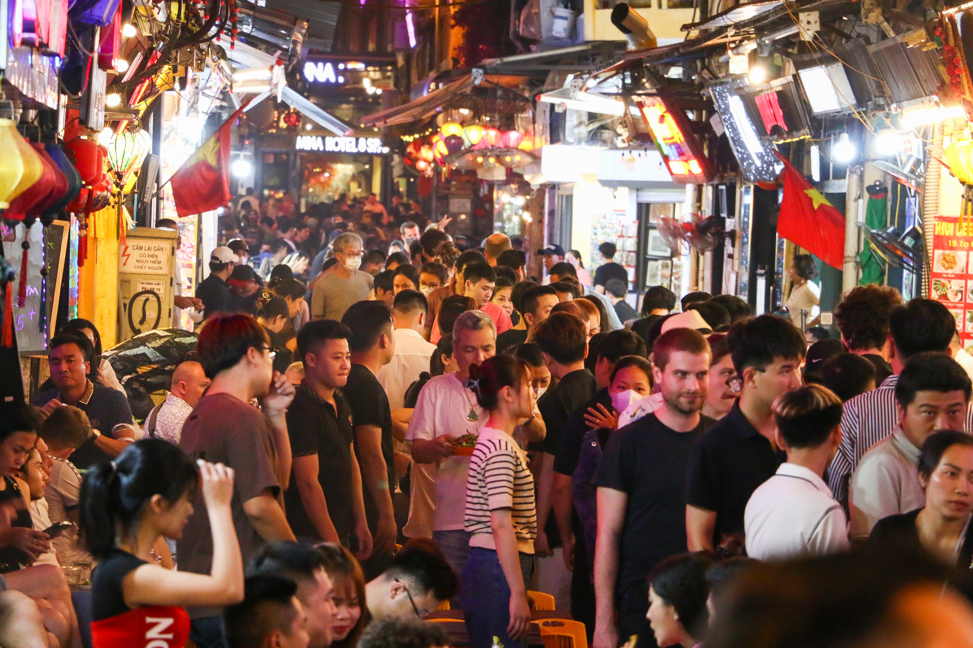 Phố Tạ Hiện dường như quá tải khi có rất đông du khách đổ về đây. Phố Tạ Hiện dường như quá tải khi có rất đông du khách đổ về đây.