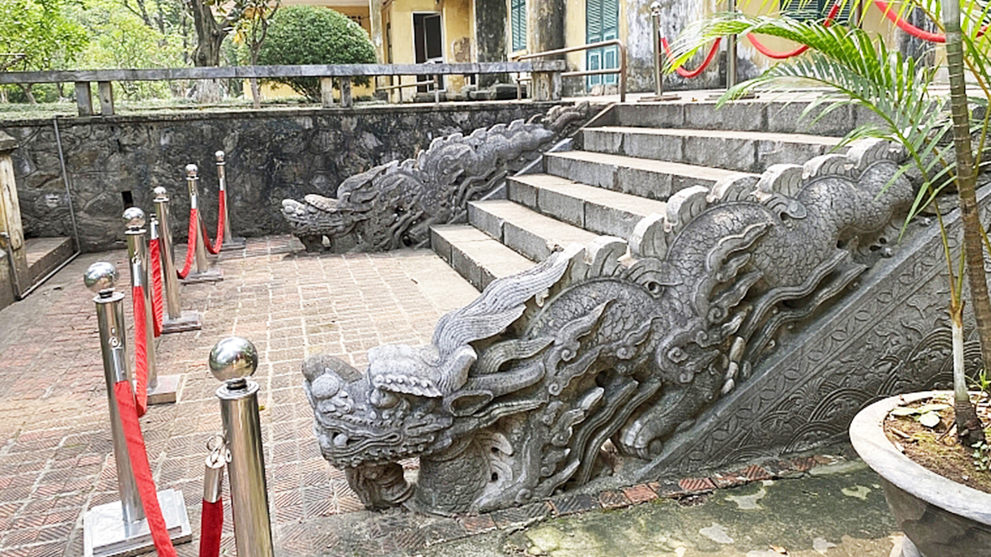 Bậc thềm rồng điện Kính Thiên.