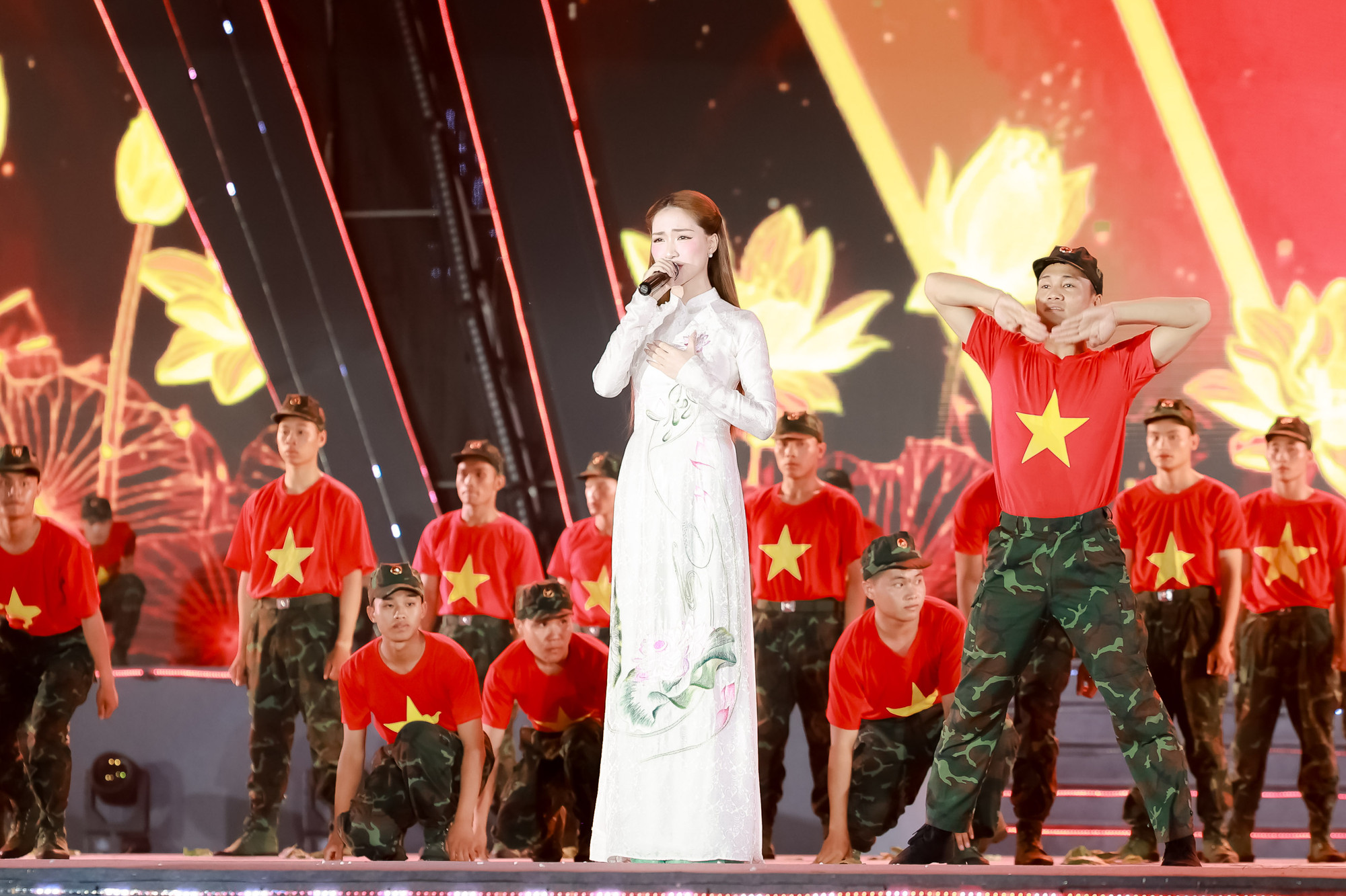 Ca sĩ Hòa Minzy trong chương trình “Non sông gấm vóc – Một dải vinh quang”. Ca sĩ Hòa Minzy trong chương trình “Non sông gấm vóc – Một dải vinh quang”.