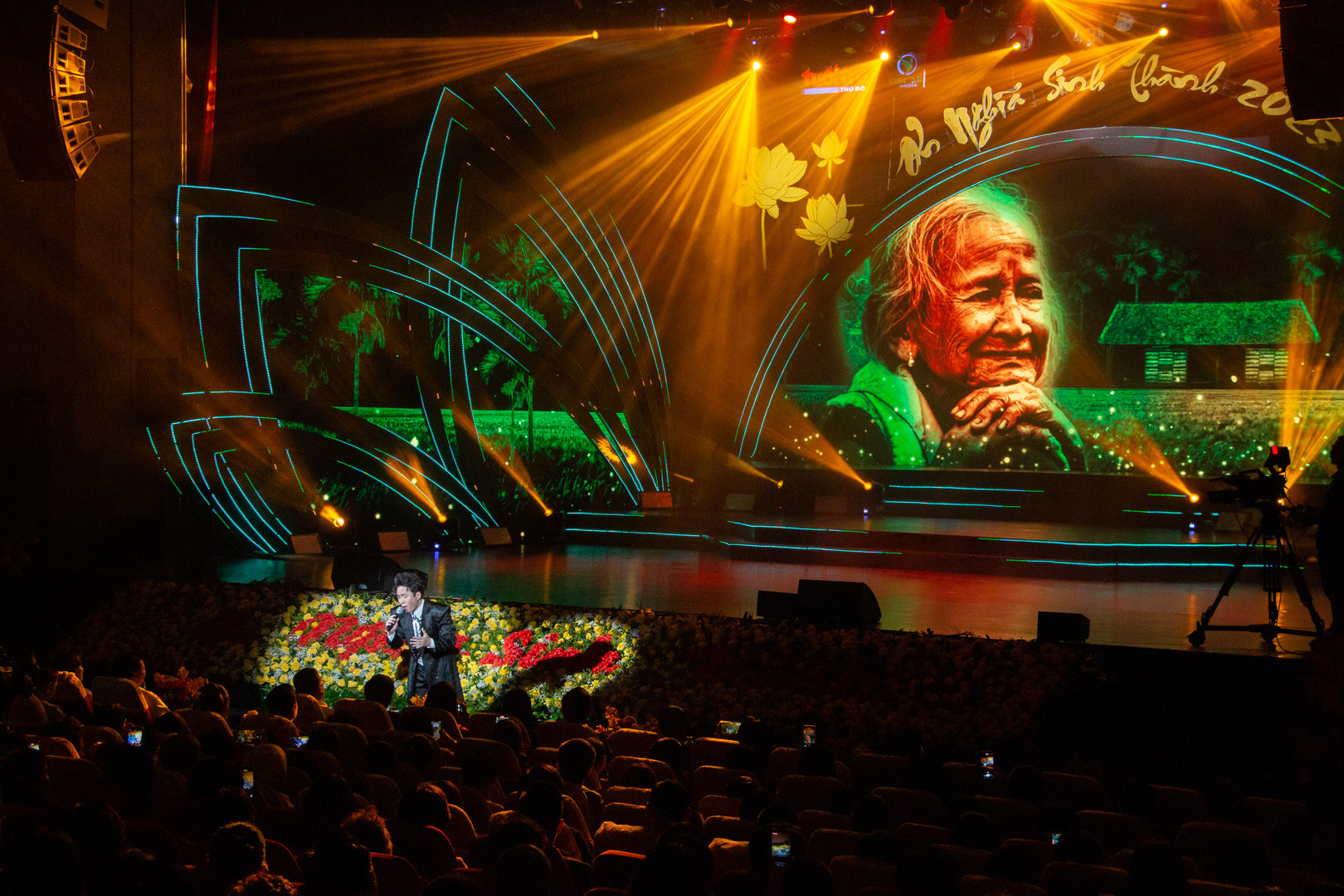 Ở chương 2, “Mẹ tôi” của nhạc sĩ Trần Tiến và “Cha và con” của nhạc sĩ Trần Lập là hai bài hát ca sĩ Tùng Dương gửi tới khán giả bằng giọng hát đầy tình cảm và mang màu sắc rất riêng của mình. Ở chương 2, “Mẹ tôi” của nhạc sĩ Trần Tiến và “Cha và con” của nhạc sĩ Trần Lập là hai bài hát ca sĩ Tùng Dương gửi tới khán giả bằng giọng hát đầy tình cảm và mang màu sắc rất riêng của mình.