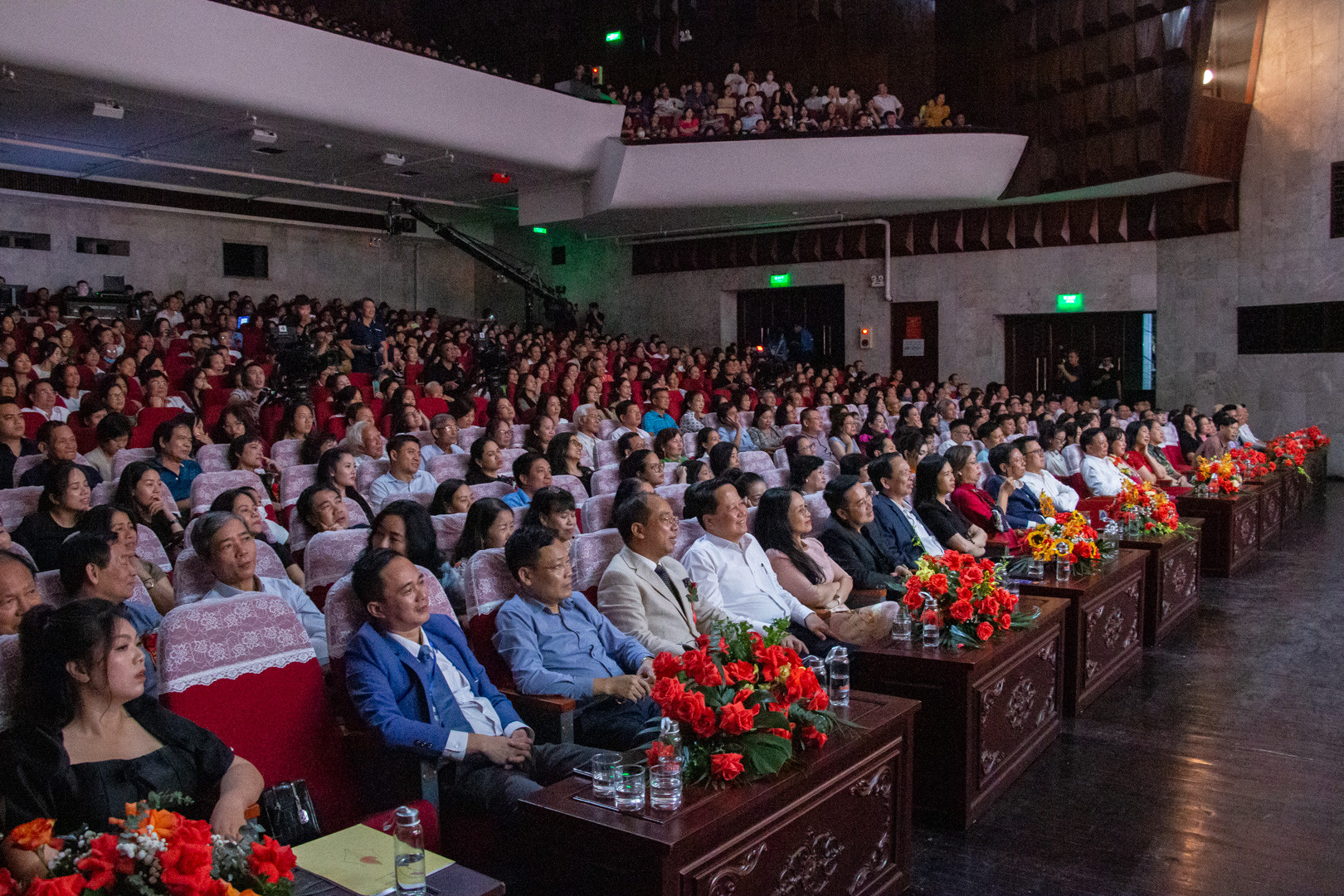 Các tiết mục nối tiếp nhau tạo nên một chương trình hấp dẫn, lôi cuốn khiến khán giả không thể rời mắt khỏi sân khấu. Các tiết mục nối tiếp nhau tạo nên một chương trình hấp dẫn, lôi cuốn khiến khán giả không thể rời mắt khỏi sân khấu.
