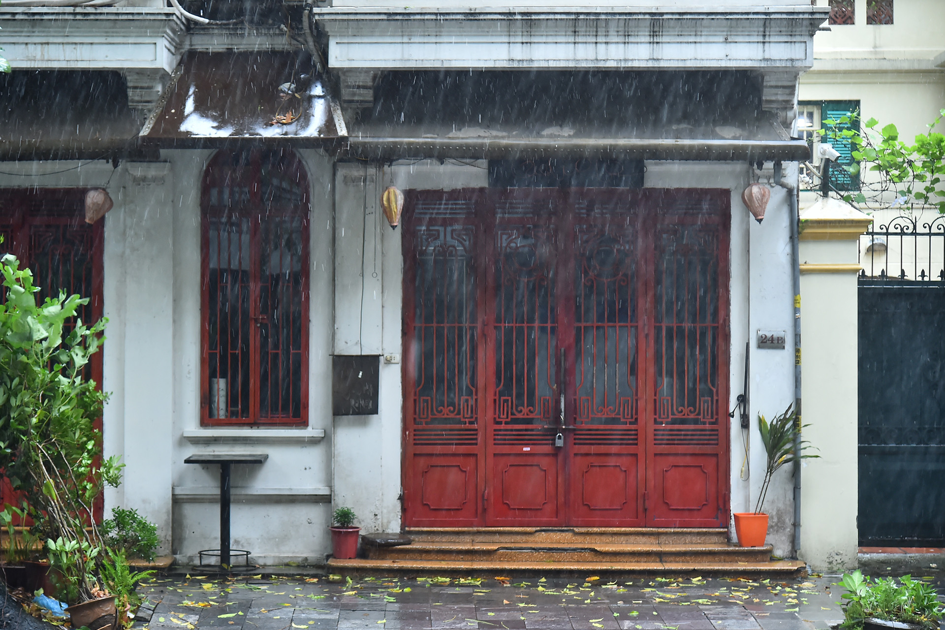 Một số cửa hàng, dịch vụ tạm thời đóng cửa trong ngày 7/9 để phòng, chống bão. (Ảnh: THỦY NGUYÊN)