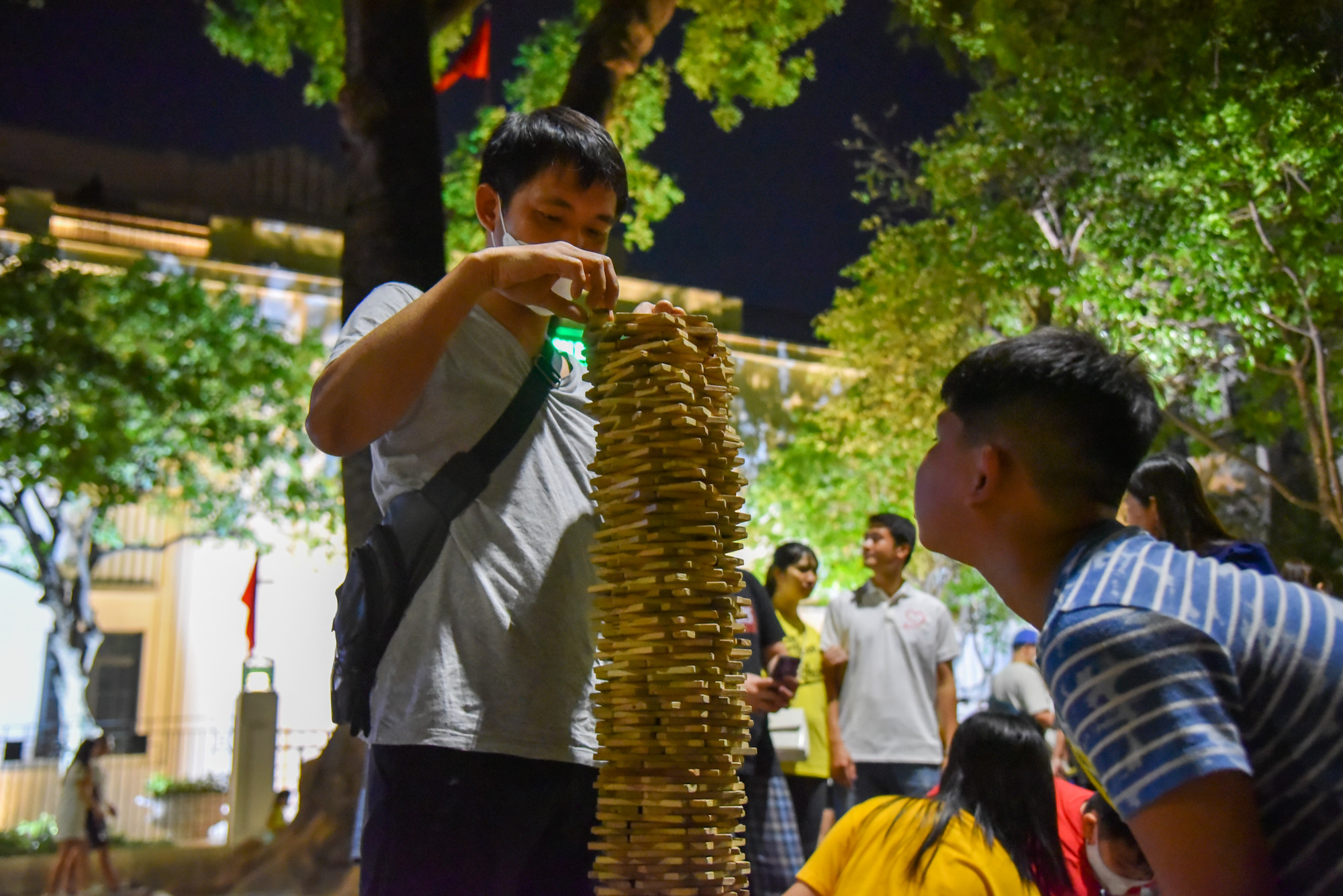 Trò chơi xếp gỗ đầy thử thách, yêu cầu sự kiên nhẫn và chính xác của người chơi. Trò chơi xếp gỗ đầy thử thách, yêu cầu sự kiên nhẫn và chính xác của người chơi.