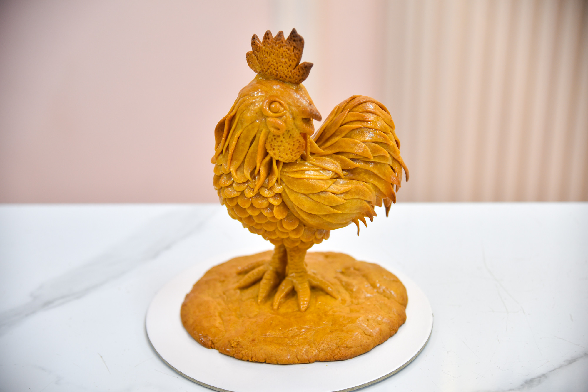 Sản phẩm bánh trung thu dưới bàn tay của cô gái trẻ.