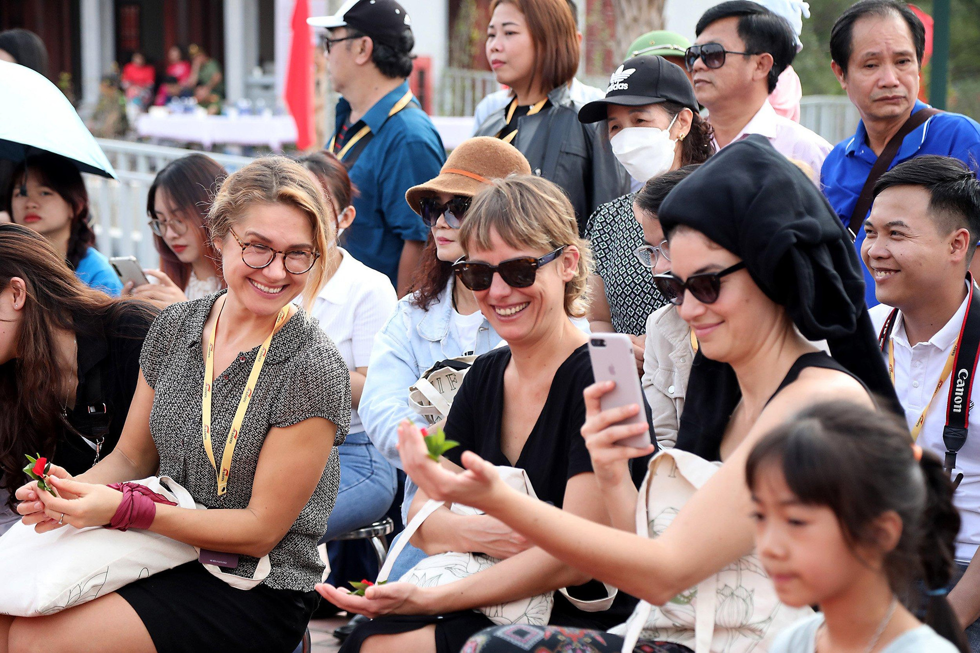 Các nghệ sĩ quốc tế thích thú với miếng trầu têm cánh phượng.