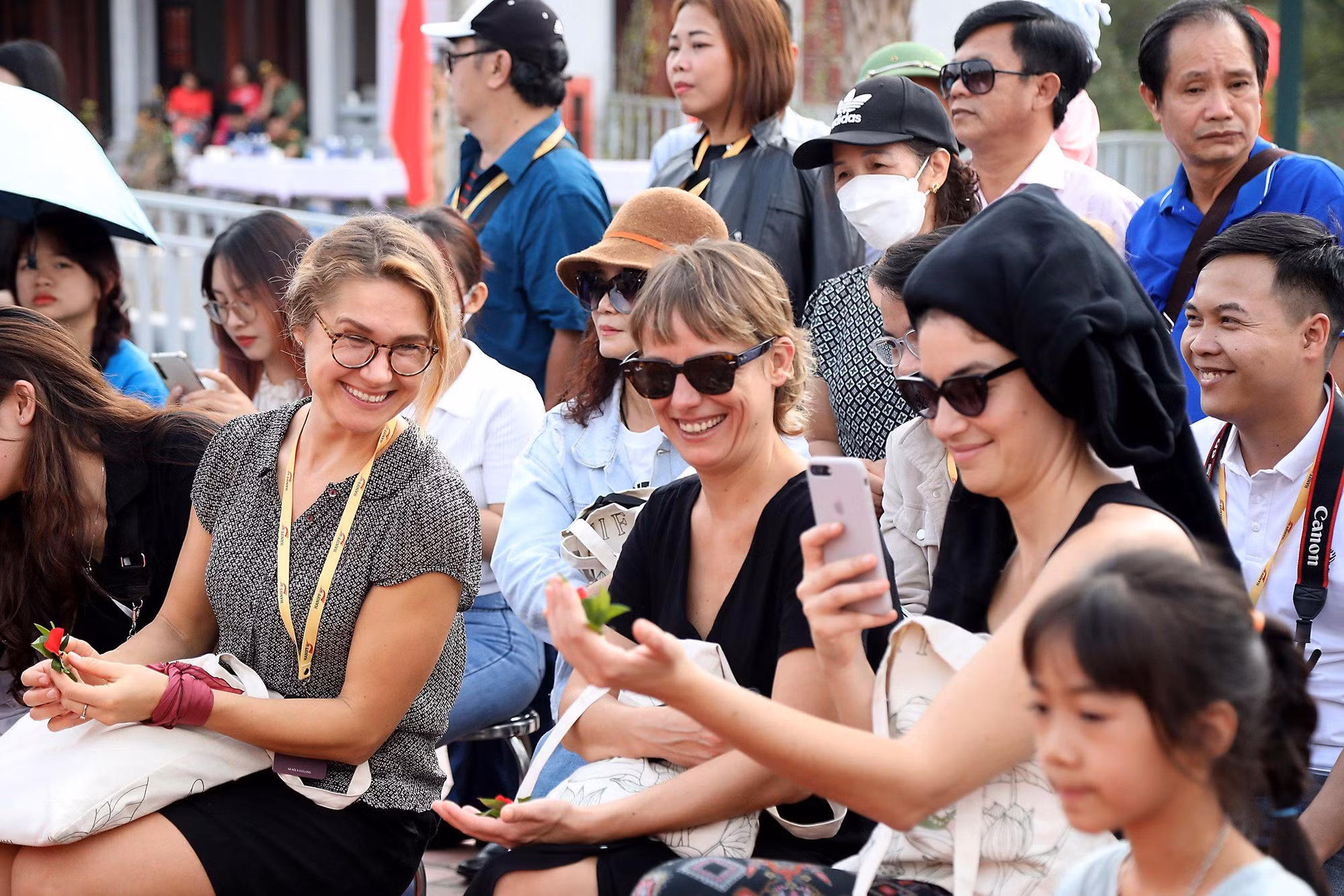 Các nghệ sĩ quốc tế thích thú với miếng trầu têm cánh phượng.